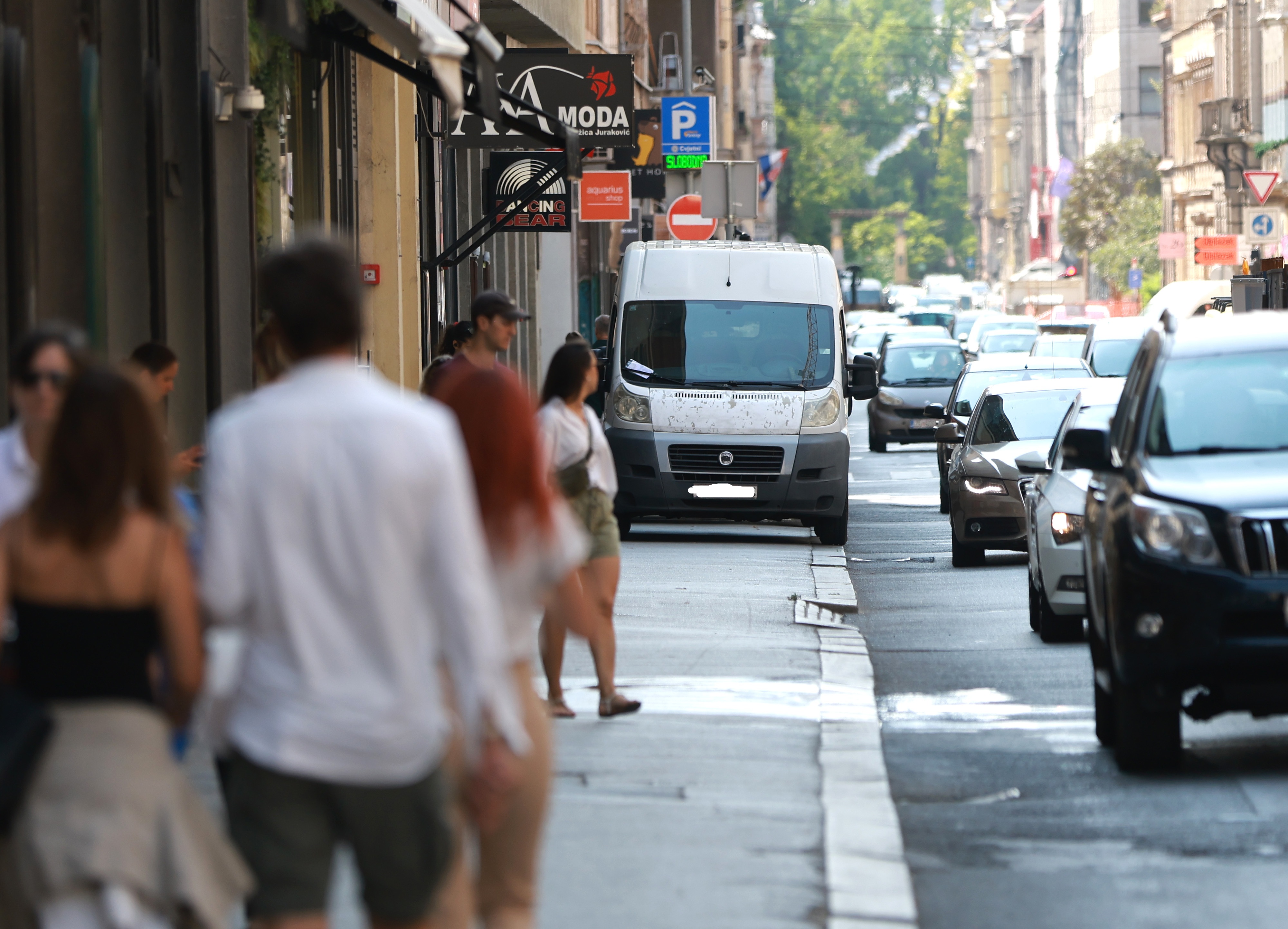 28.08.2023., Zagreb - Gradska svakodnevica u sredistu grada. Kazne od 30 i 60 eura dobili su kombi i kamion koji su nepropisno parkirani u Gundulicevoj ulici. Photo: Sanjin Strukic/PIXSELL