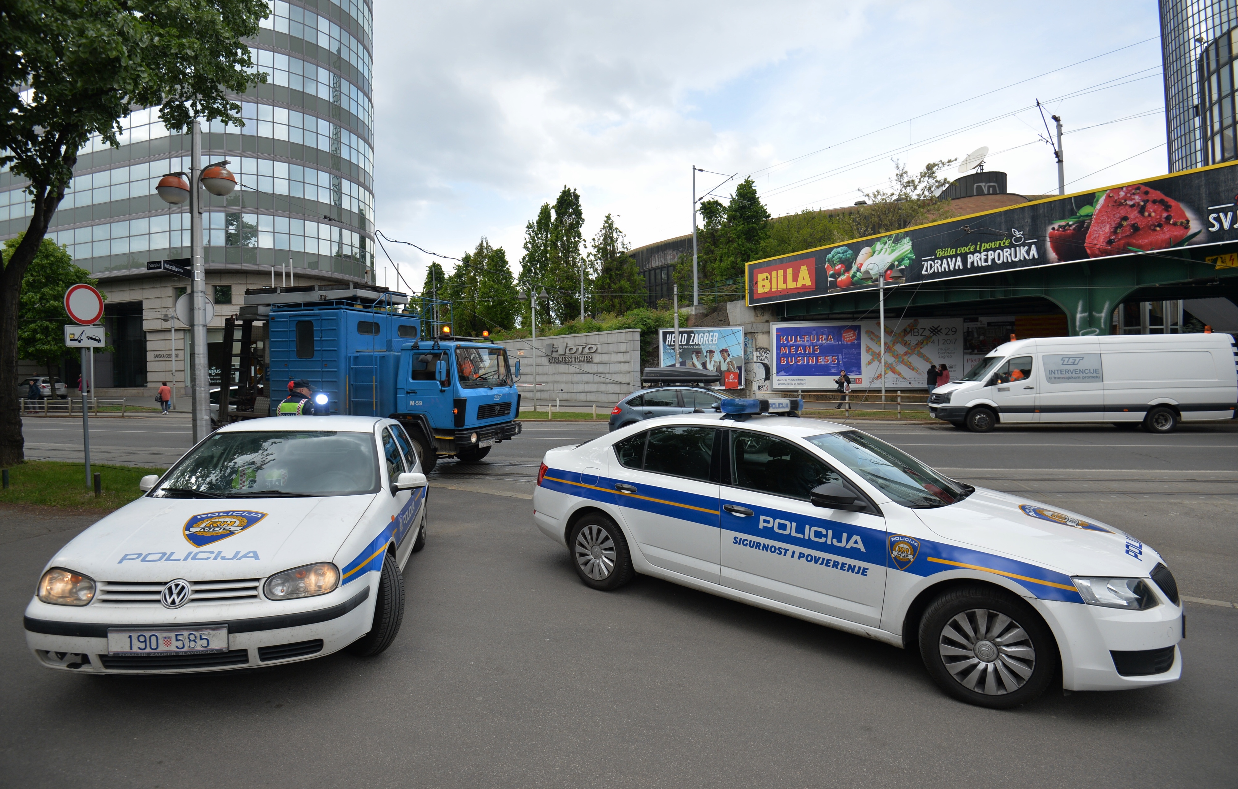 19.04.2017., Zagreb - Kamion poljskih registracijskih oznaka potrgao je tramvajske zice te je prouzrocio zastoj tramvaja. Djelatnici ZET-a popravljaju stetu te se nadaju da bi za dva sata sve moglo biti popravljeno. Photo: Marko Lukunic/PIXSELL