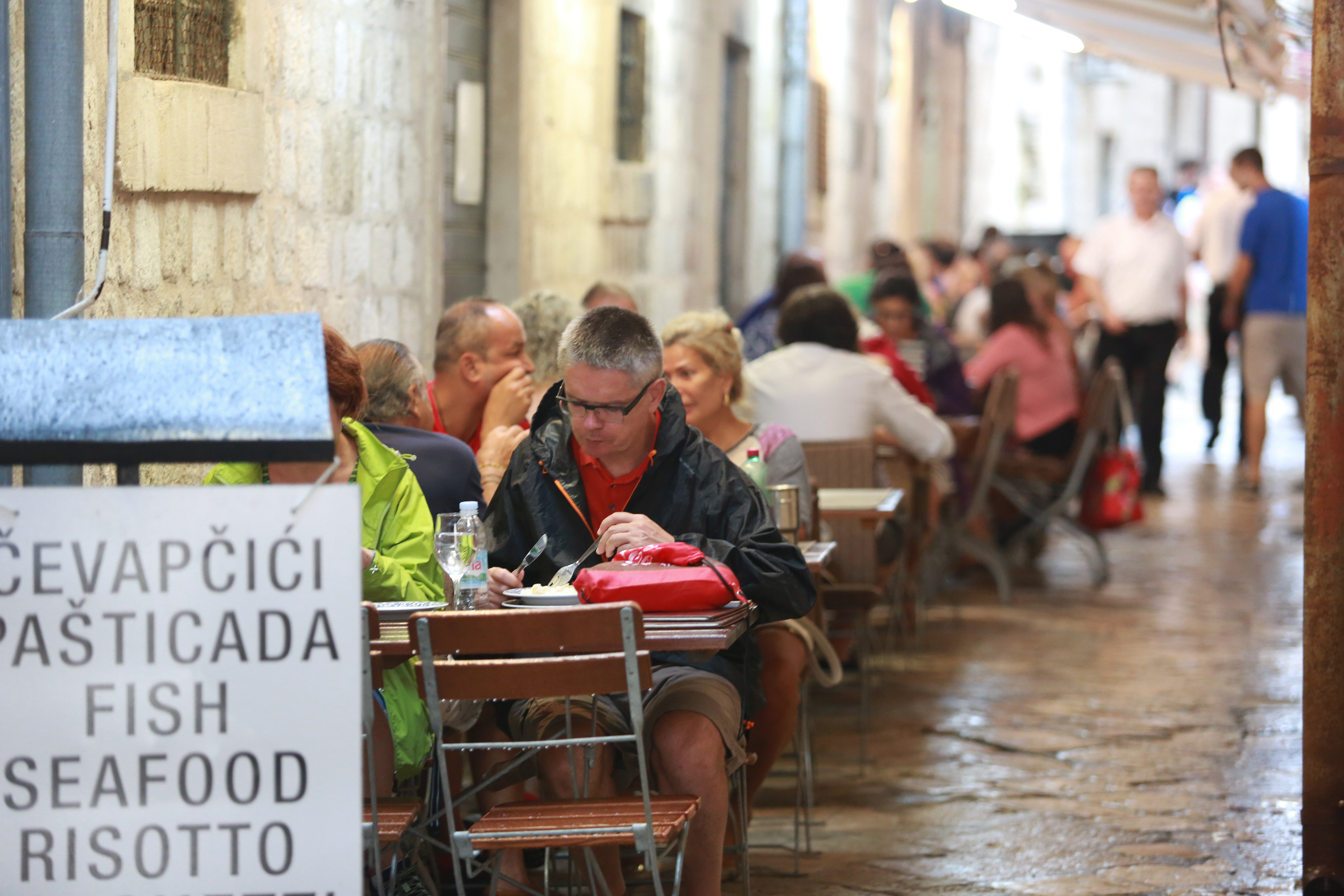 23.07.2018., Dubrovnik - Lose vrijeme nije omelo turiste u razgledavanju grada. rPhoto: Matija Habljak/PIXSELL