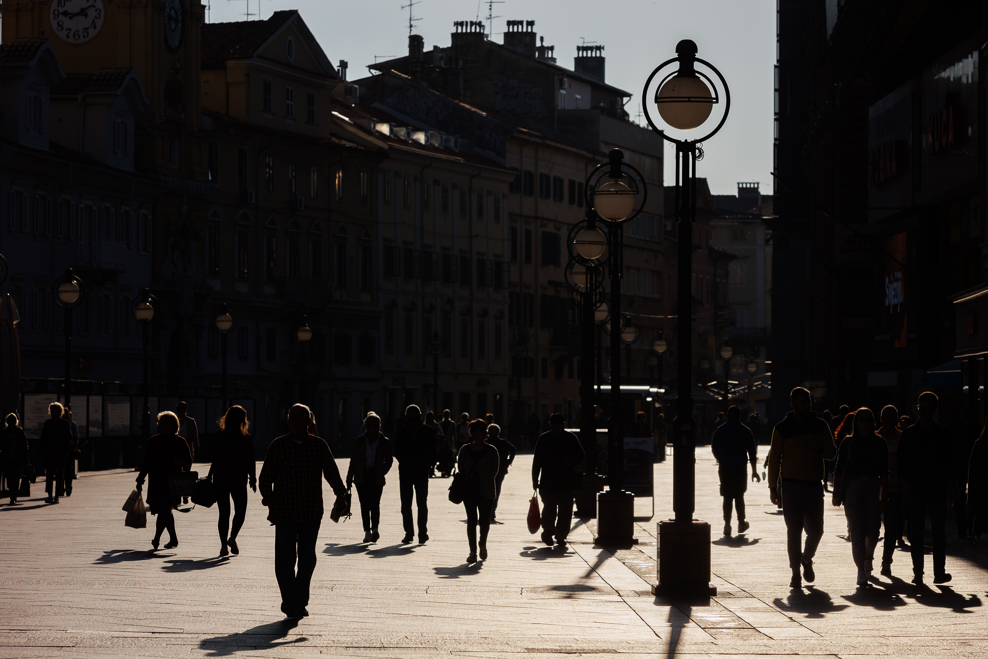17.10.2022., Rijeka - Siluete gradjana tijekom setnje po Korzu. Photo: Nel Pavletic/PIXSELL