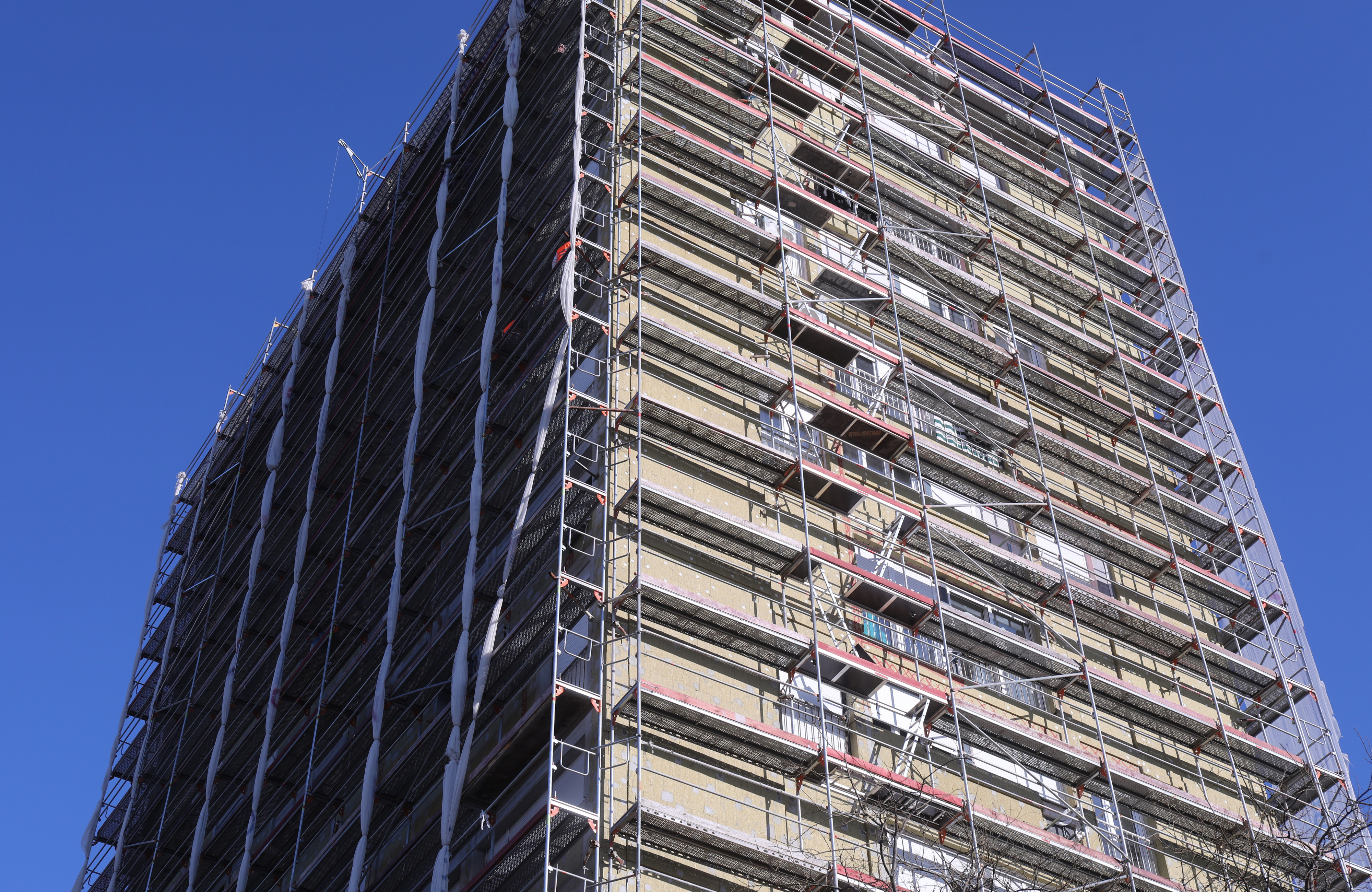 161.2024., Split - Radovi na energetskoj obnovi visestambenih zgrada na Lovretu nedaleko od Parka Mladezi. Photo: Ivo Cagalj/PIXSELL