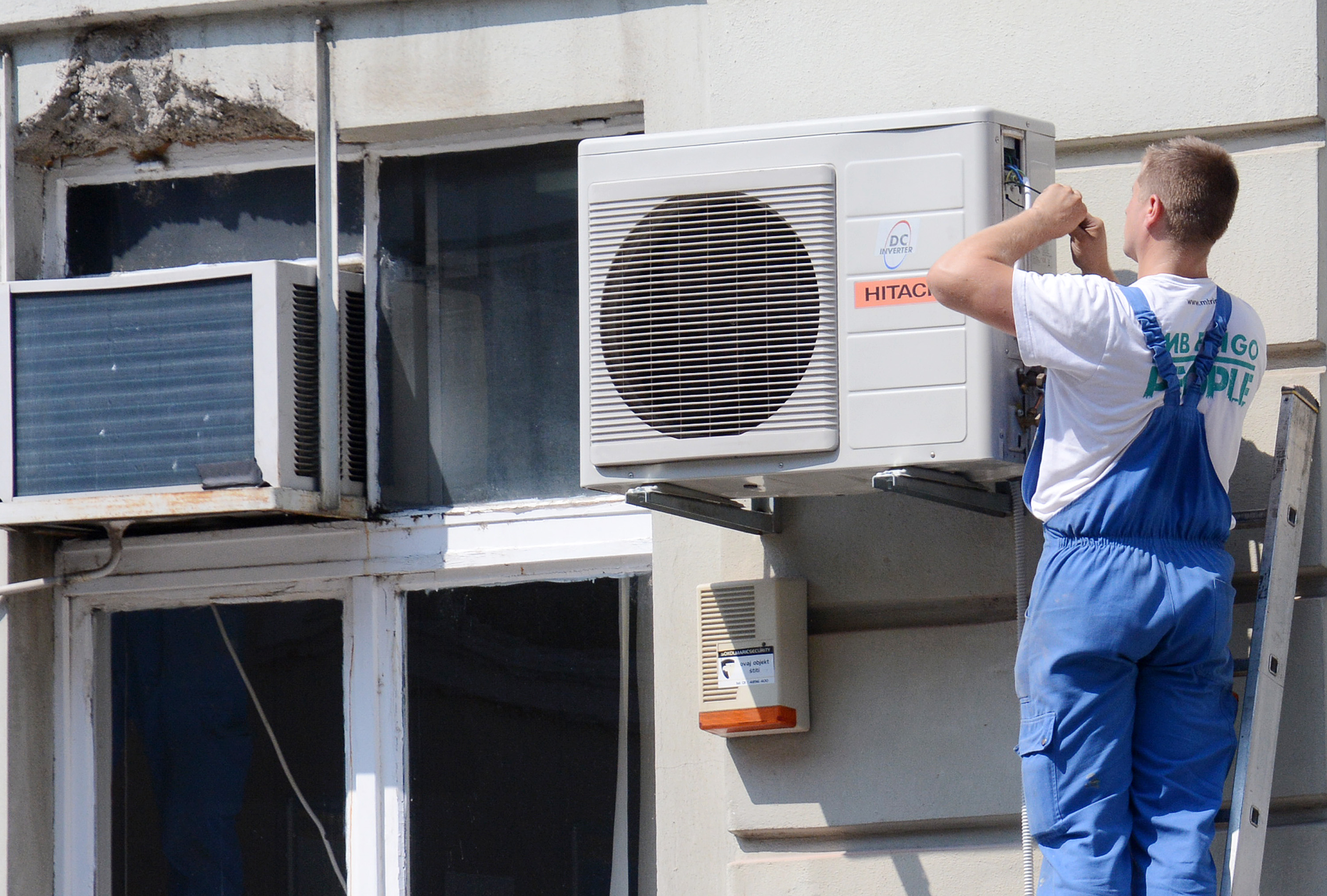 07.08.2015., Sisak - Kako bi olaksali boravak djelatnika i stranaka u poslovnici Hrvatske poste na zgradi je montiran je klima uredjaj. rPhoto: Nikola Cutuk/PIXSELL