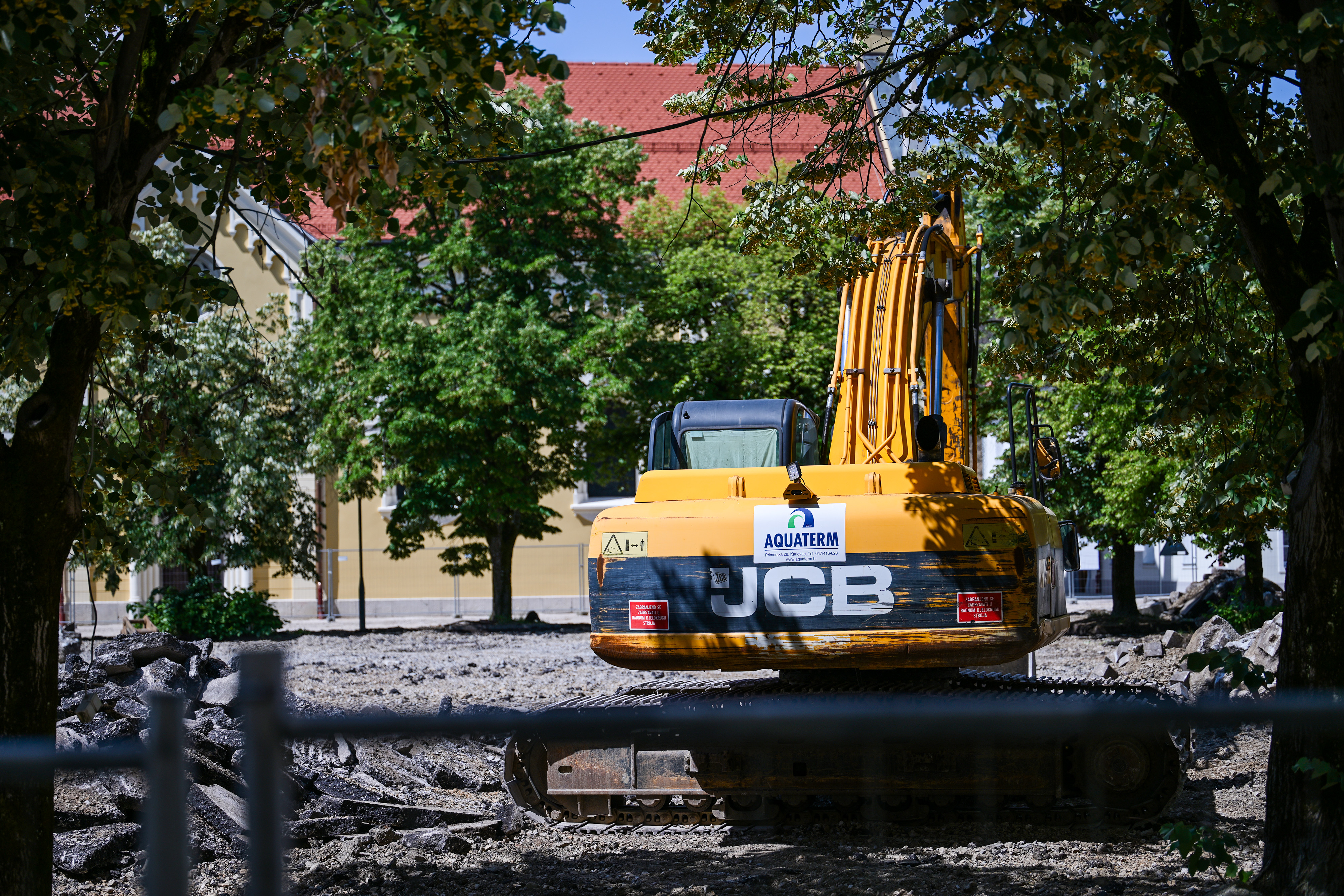 16.06.2026., Karlovac - Na Trgu bana Josipa Jelacica u sredistu grada kod Zvijezde predvidjeno je rusenje drvoreda lipa starog 50 godina, uklanjanje je dio projekta uredjenja trga. Photo: Igor Soban/PIXSELL