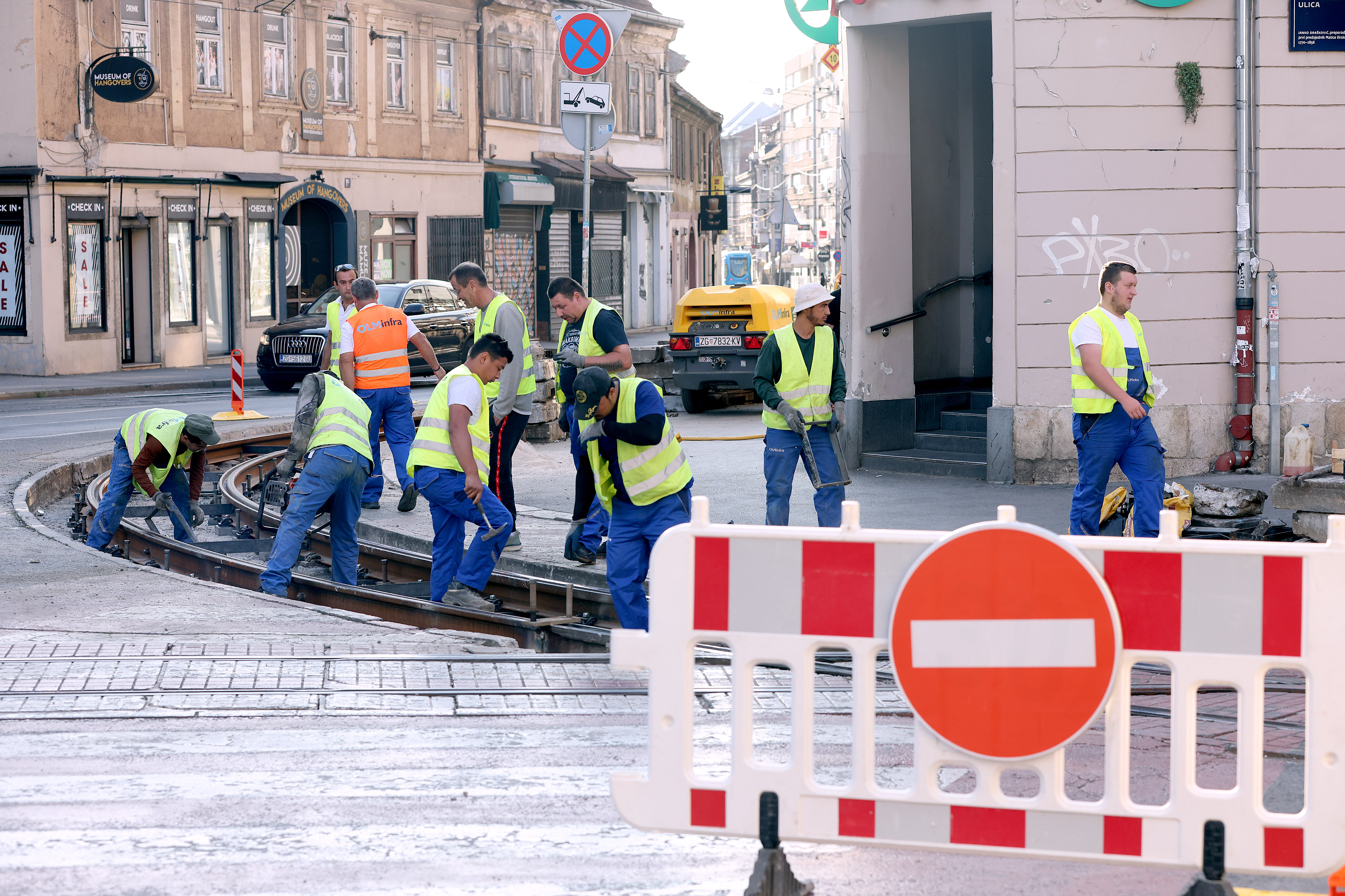 23.07.2026., Zagreb - Na krizanju Draskoviceve i Vlaske u tijeku su radovi na saniranju tramvajske pruge u smijeru istoka. Radovi se odvijaju pod prometom, uz manje izmjene vroznog reda tijekom noci. Photo: Patrik Macek/PIXSELL