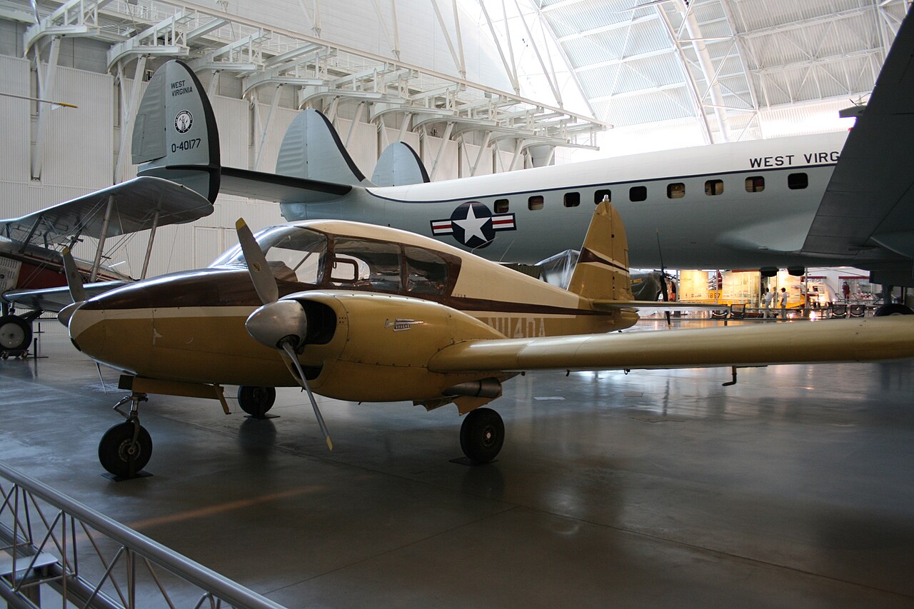 1954_Piper_PA-23_Apache_(10438295923)