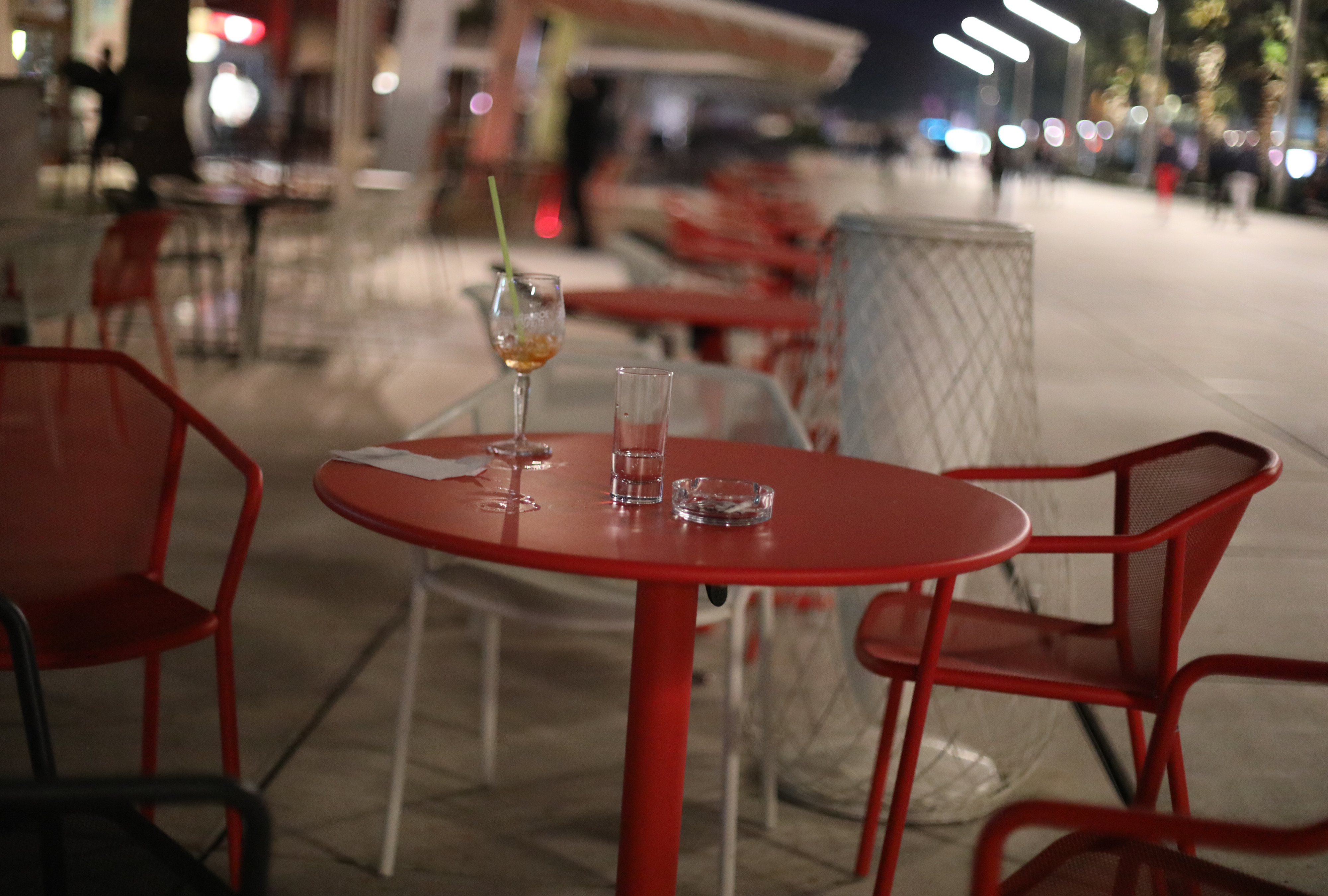 01.04.2021., Split - Ugostitelji na splitskoj rivi od 20 sati, a neki i ranije, zatvorili su svoje terase i zavrsili s posluzivanjem gostiju. Photo: Ivo Cagalj/PIXSELL