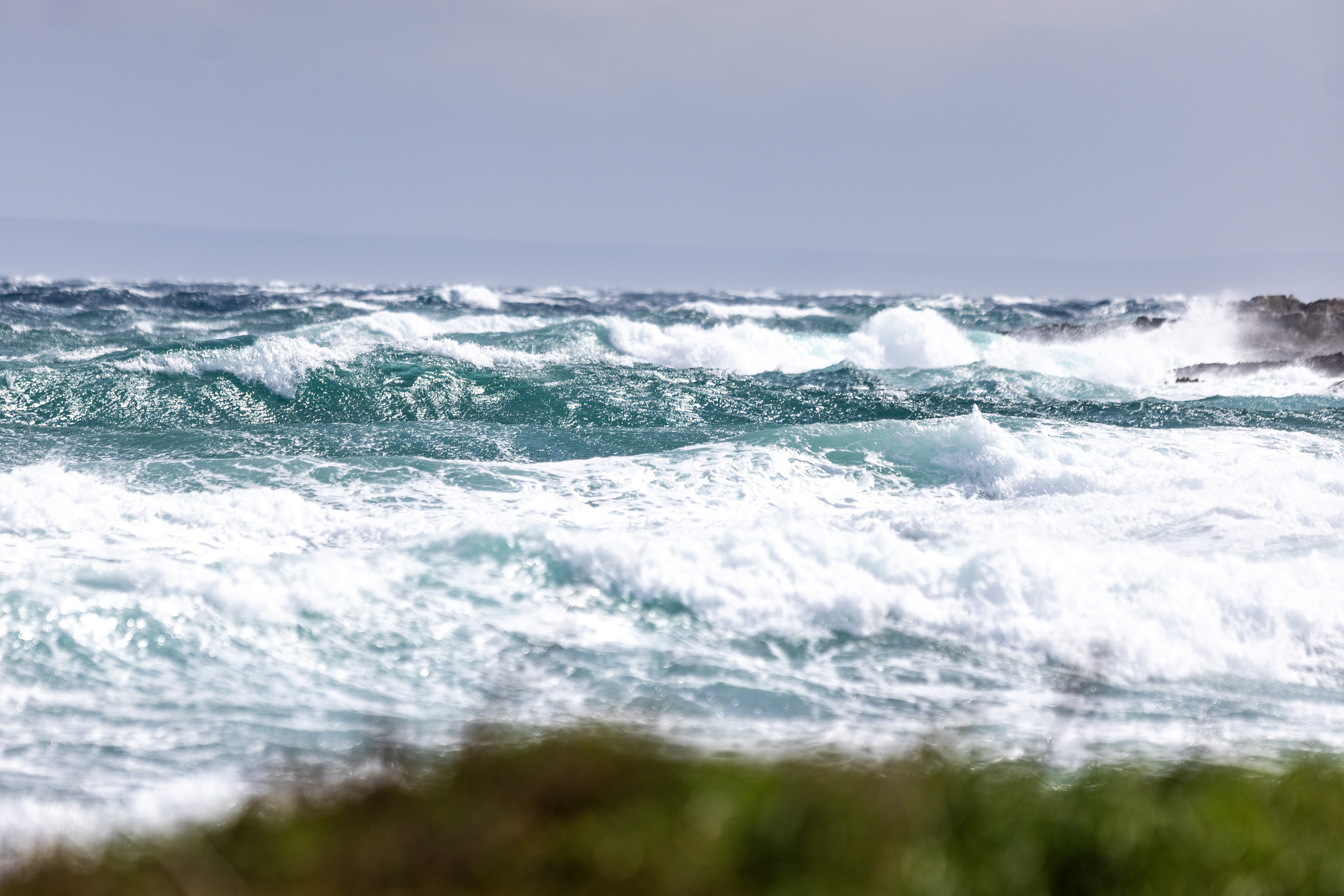 01.04.2026.Liznjan-U Liznjanskoj uvali Kuje surferi i kajteri uzivaju u buri koja je bila oko 30 cvorova. Photo: Srecko Niketic/PIXSELL