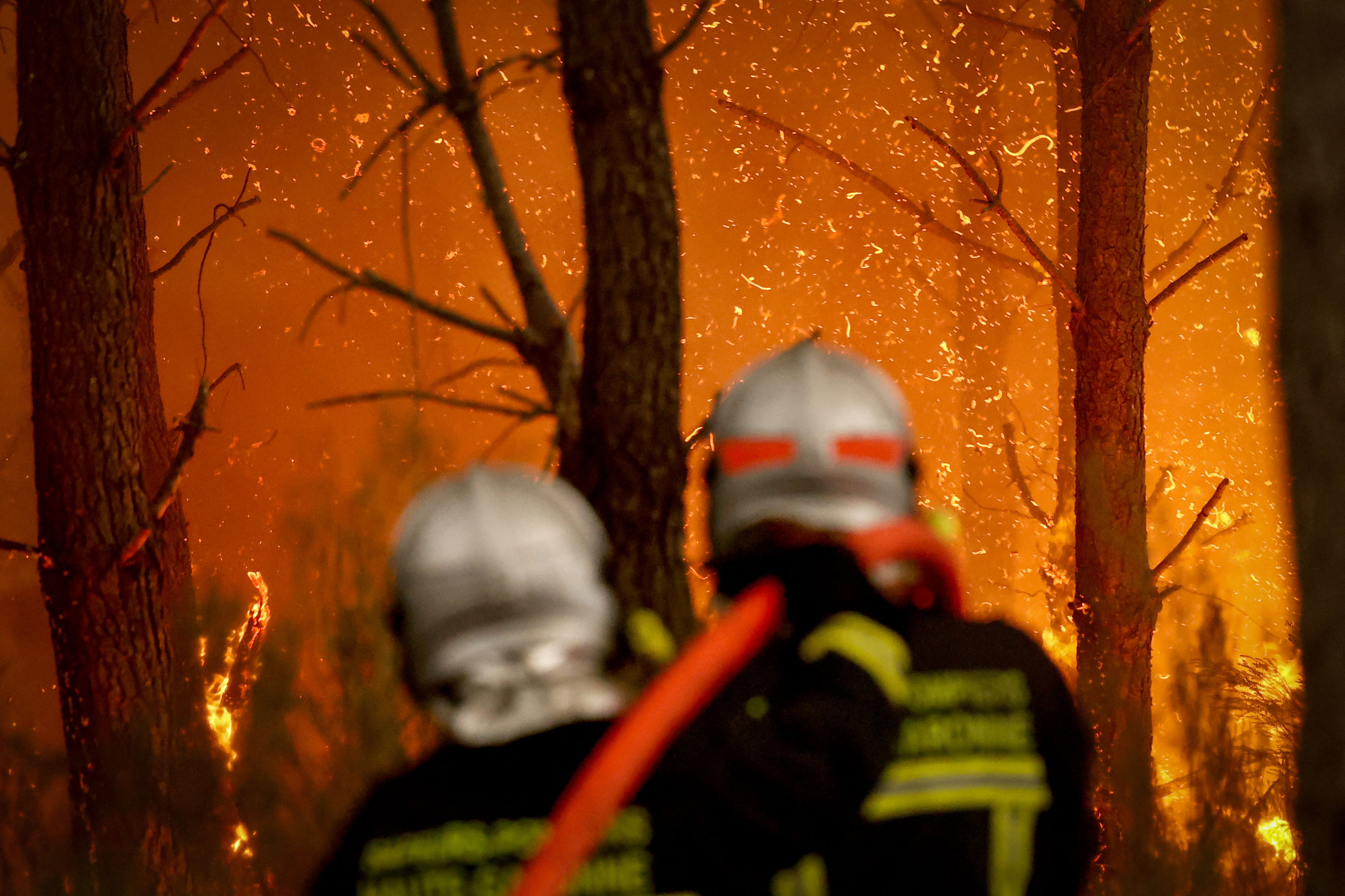 Firefighters battle a forest fire in Saint-Jean-d'Illac. (Photo by ROMAIN PERROCHEAU / AFP)