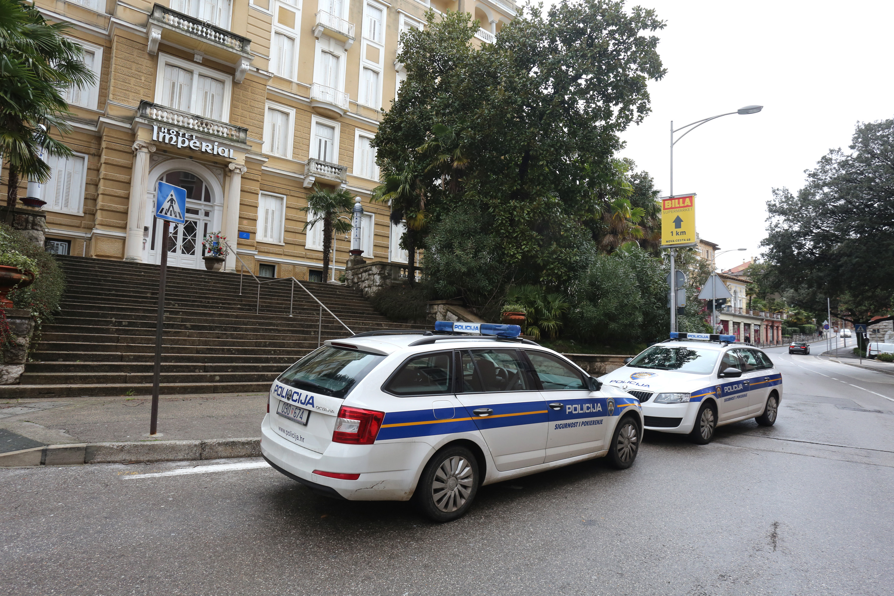 07.03.2016., Opatija - Policijski ocevid opljackanog casina Burg pored hotela Imperial. Nepoznati pocinitelj otudjio je 100 000 kuna. rPhoto: Goran Kovacic/PIXSELL