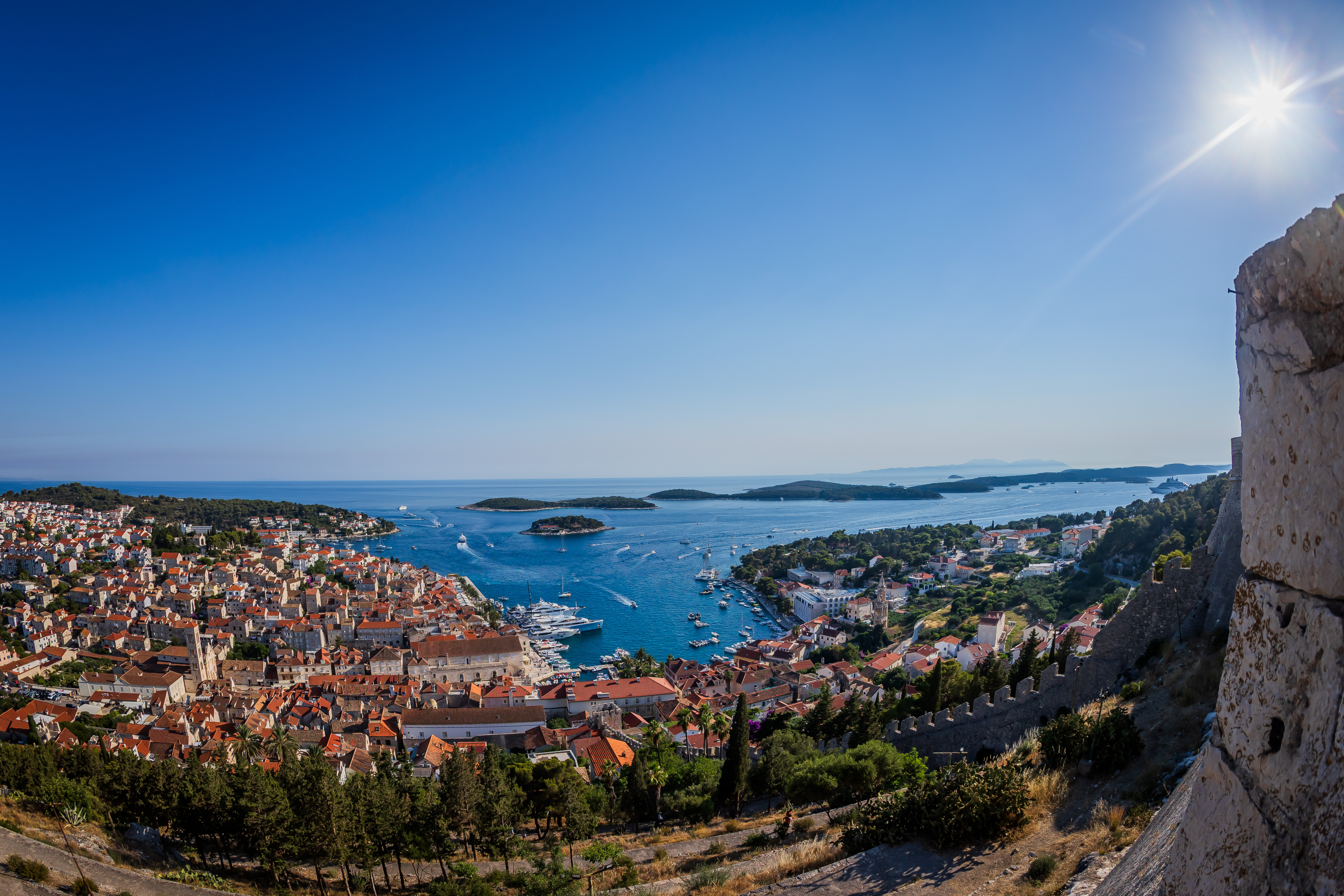 29.06.2026., Hvar  - Poslijepodnevne panorame sa tvrdjave Spanjola na grad Hvar i Paklene Otoke. Photo: Zvonimir Barisin/PIXSELL