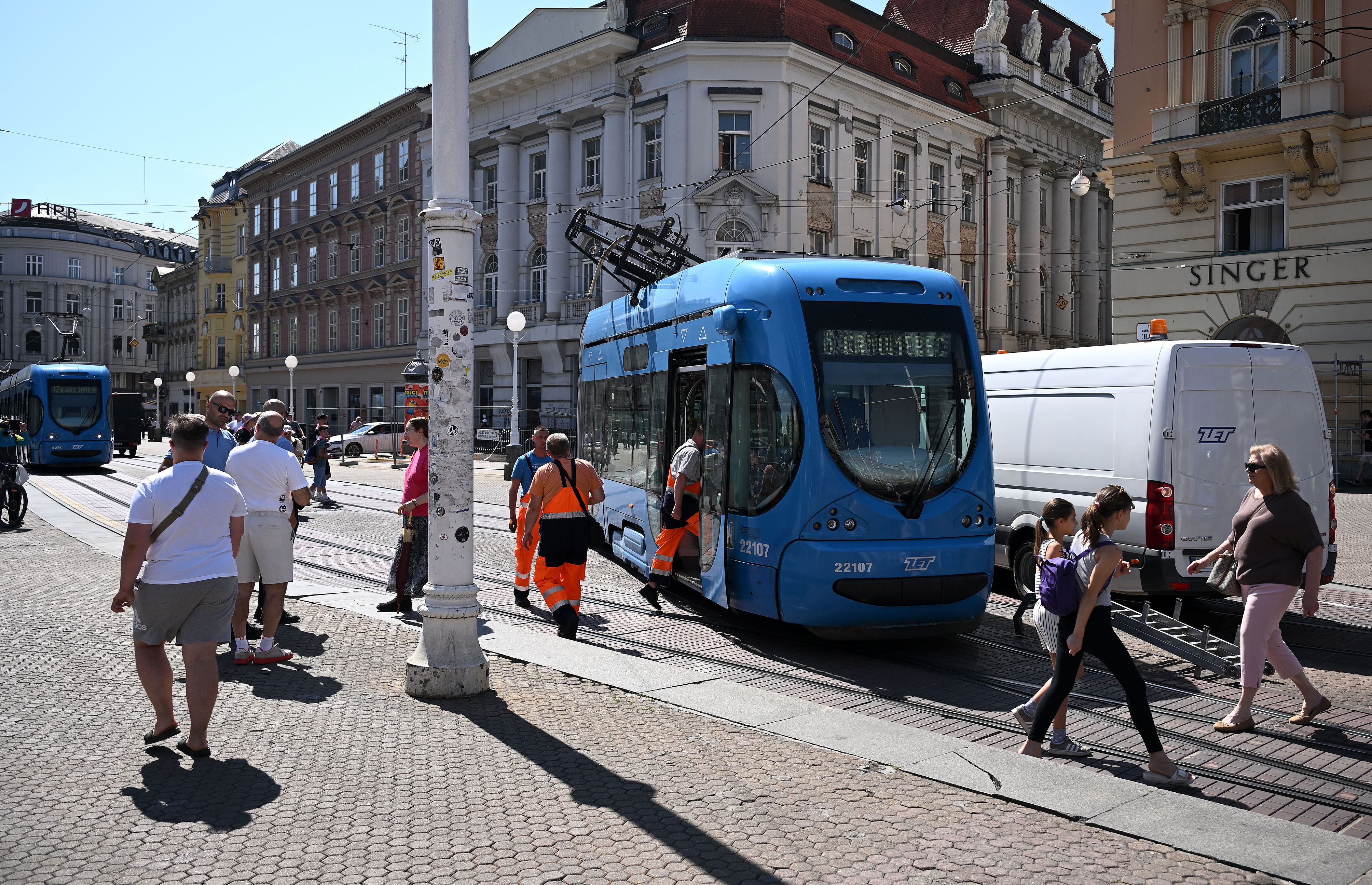09.07.2026., Zagreb - Na tramvaju broj 6 koji je isao iz smjera Praske ulice prema glavnom gradskom trgu potrgao mu se pantograf