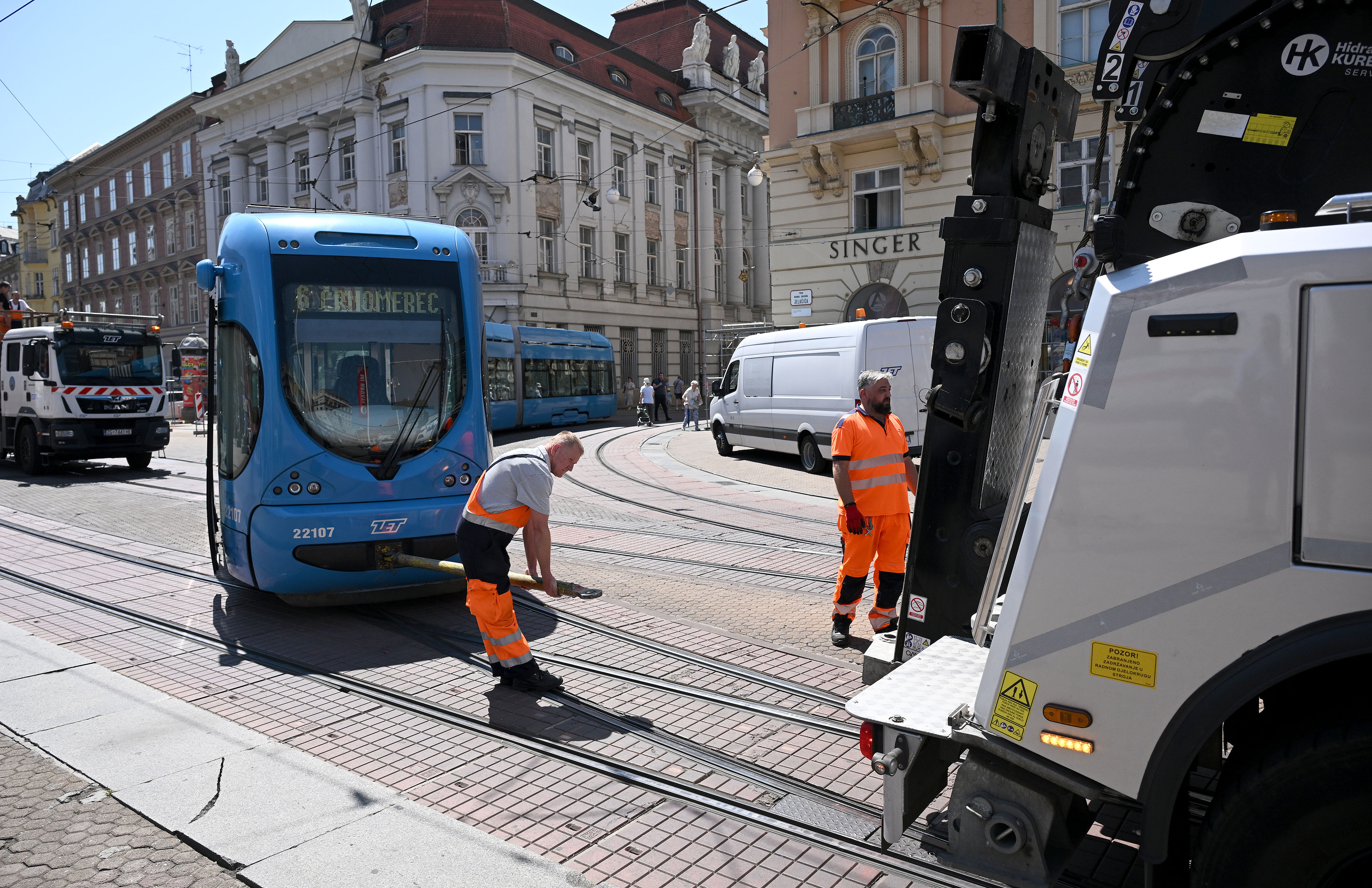 09.07.2026., Zagreb - Na tramvaju broj 6 koji je isao iz smjera Praske ulice prema glavnom gradskom trgu potrgao mu se pantograf