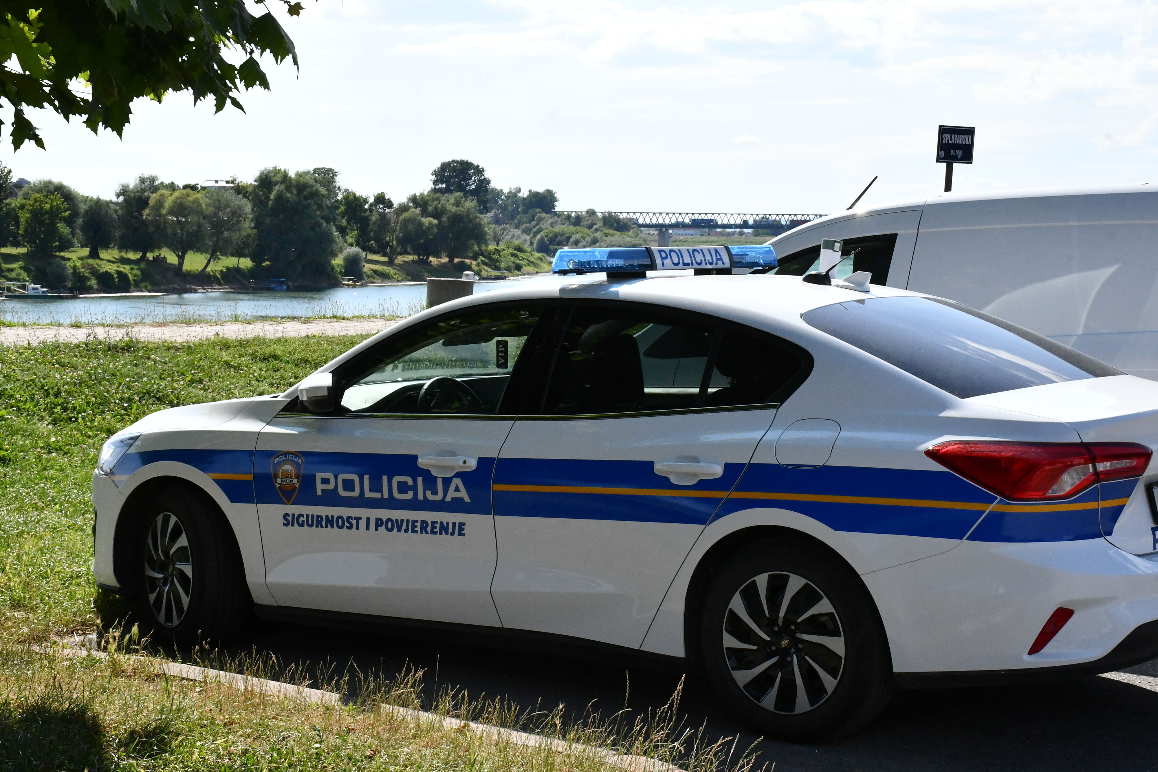 06.07..2026., Slavonski Brod - Na frekventnoj lokaciji uz savsko setaliste na procelju bivseg restorana Brodjanka osvanuo grafit neprimjerenog sadrzaja. Policija traga za pociniteljem