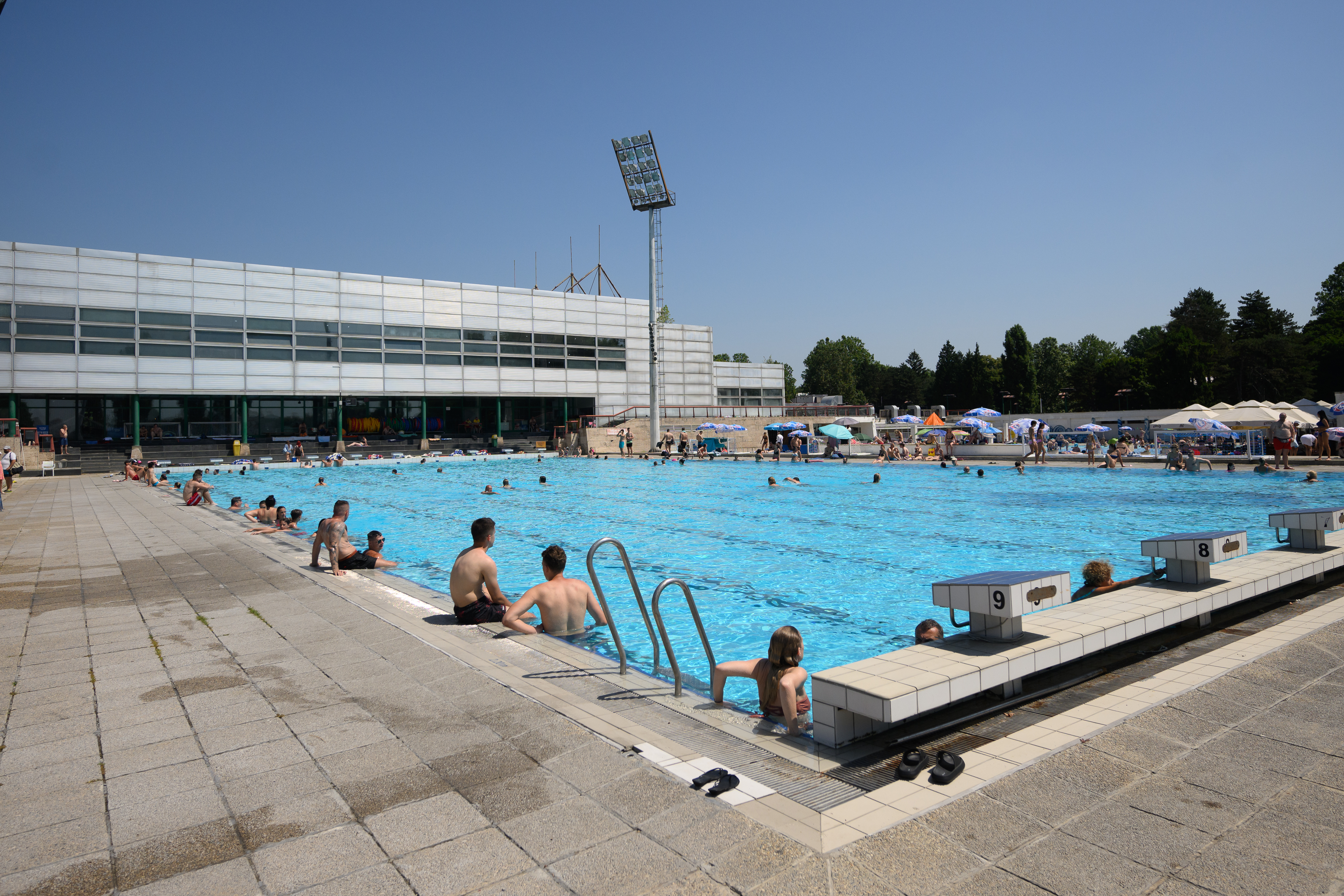 09.07.2023., Zagreb - Osvjezenje od vrucina gradjani pronašli na bazenima Mladost. Photo: Davor Puklavec/PIXSELL