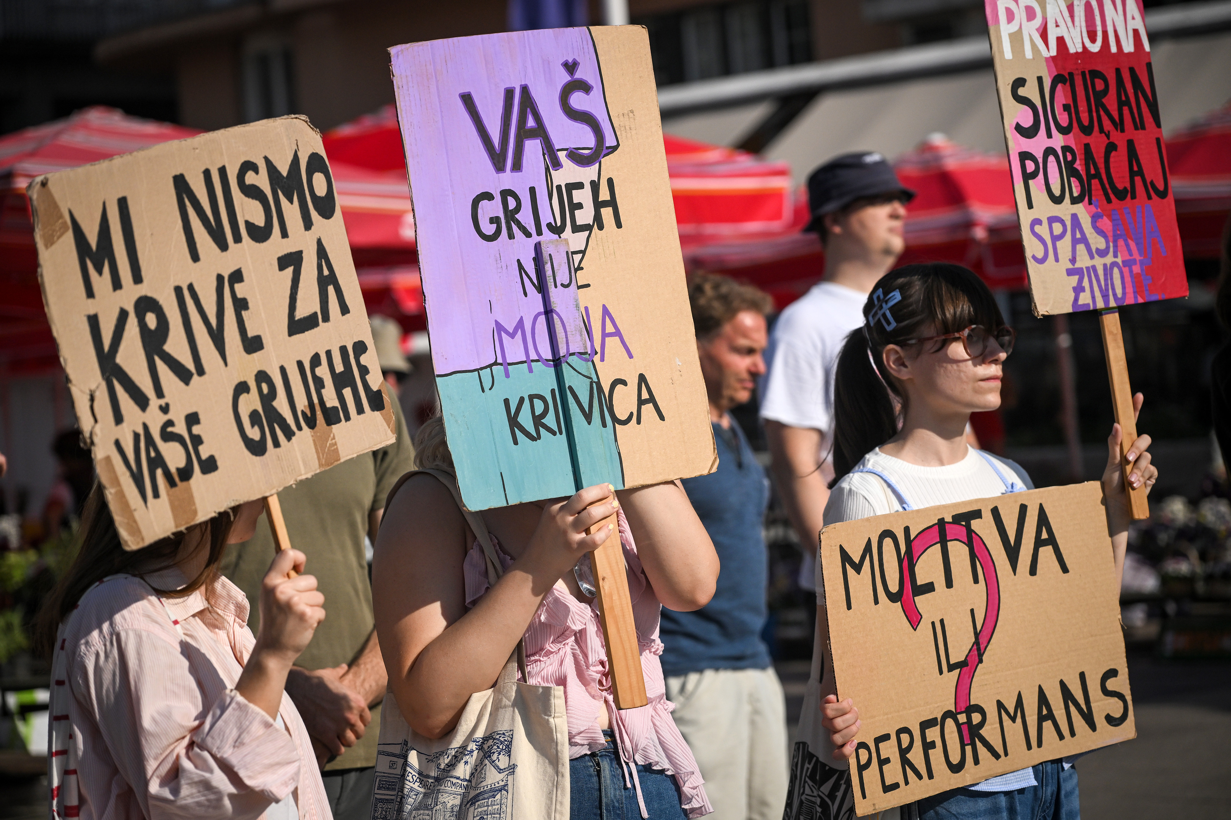 01.08.2026., Trg bana Josipa Jelacica, Zagreb - U povodu prve subote u mjesecu, Vitezovi Bezgresnog Srca Marijina, okupili su se na glavnom gradskom trgu kako bi molili. U isto vrijeme odrzan je i provjed protiv njih. Photo: Josip Regovic/PIXSELL