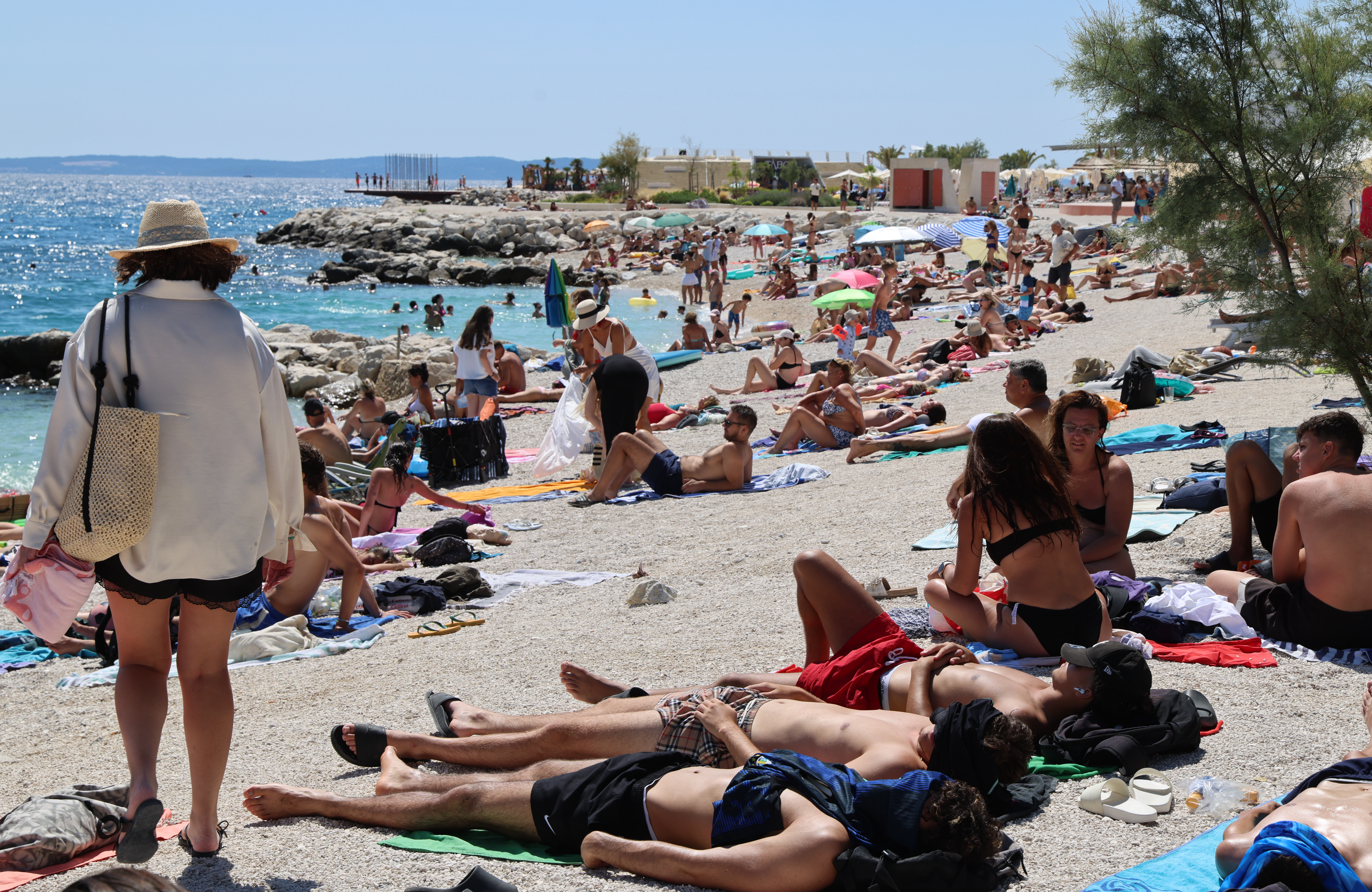25.07.2026.,Split-Vruci srpanjski dan na plazi Znjan mnoge izmamio da se dodatno osuncaju,rashlade i nadju zabavu na popularnoj plazi. Photo: Ivo Cagalj/PIXSELL