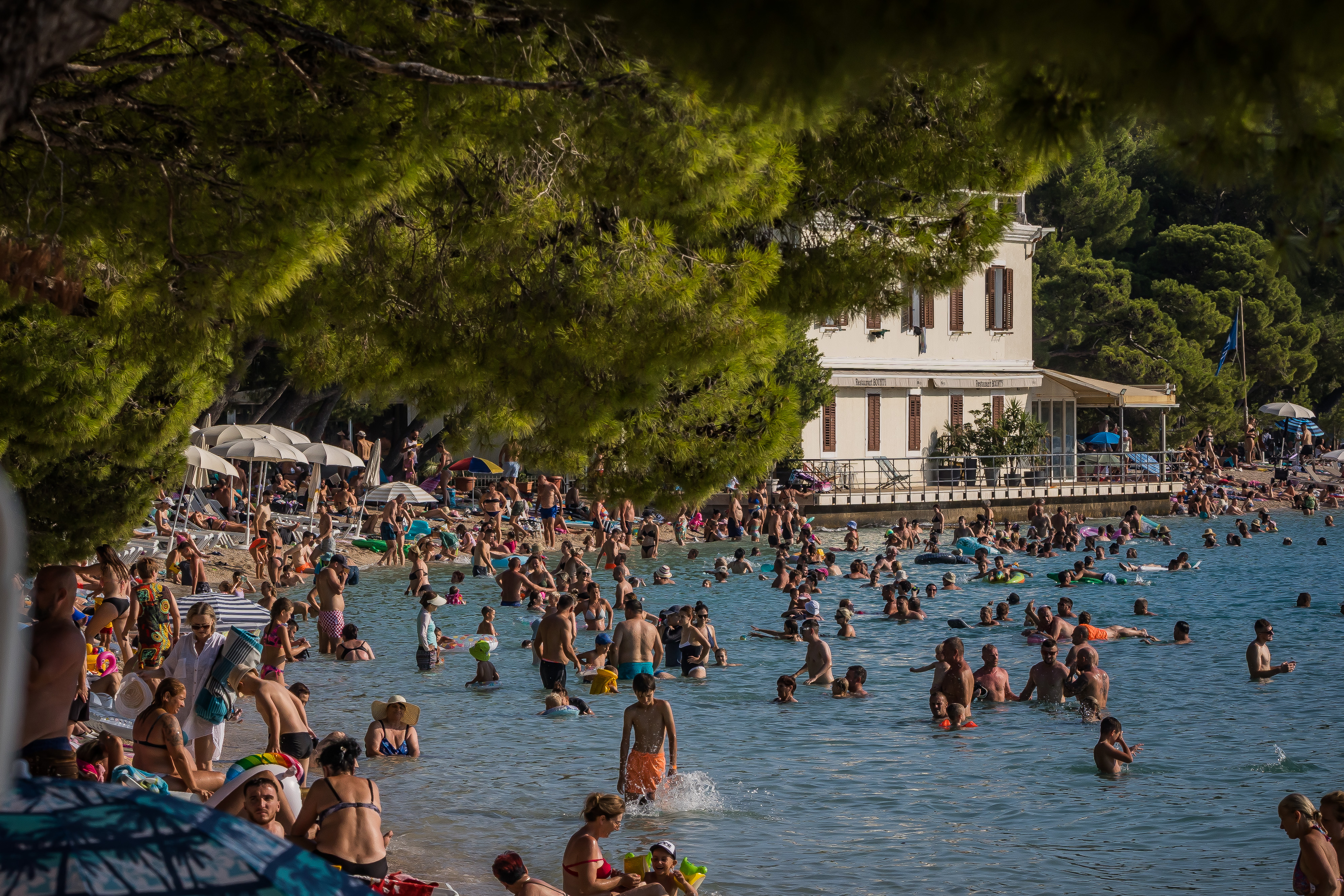01.08.2026., Makarska: Guzva na glavnoj plazi u Makarskoj. Photo: Zvonimir Barisin/PIXSELL