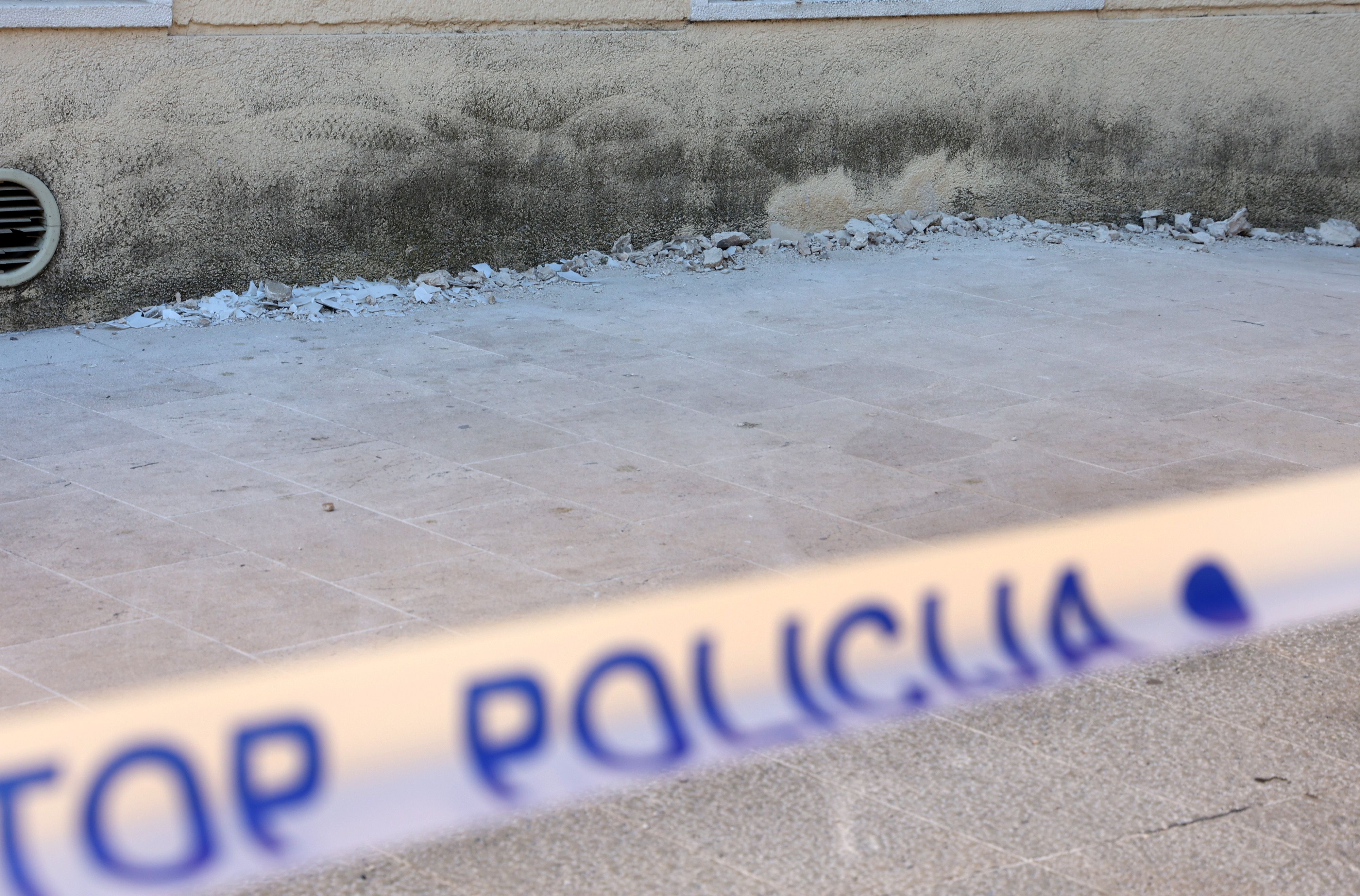 12.06.2026., Sibenik - Policija je iz sigurnosnih razloga ogradila prostor na koji su nocas pali komadi fasade. Prolaznici izbjegavaju prolazak tim dijelom jer jos ima opasnih mjesta na procelju zgrade. Photo: Dusko Jaramaz/PIXSELL