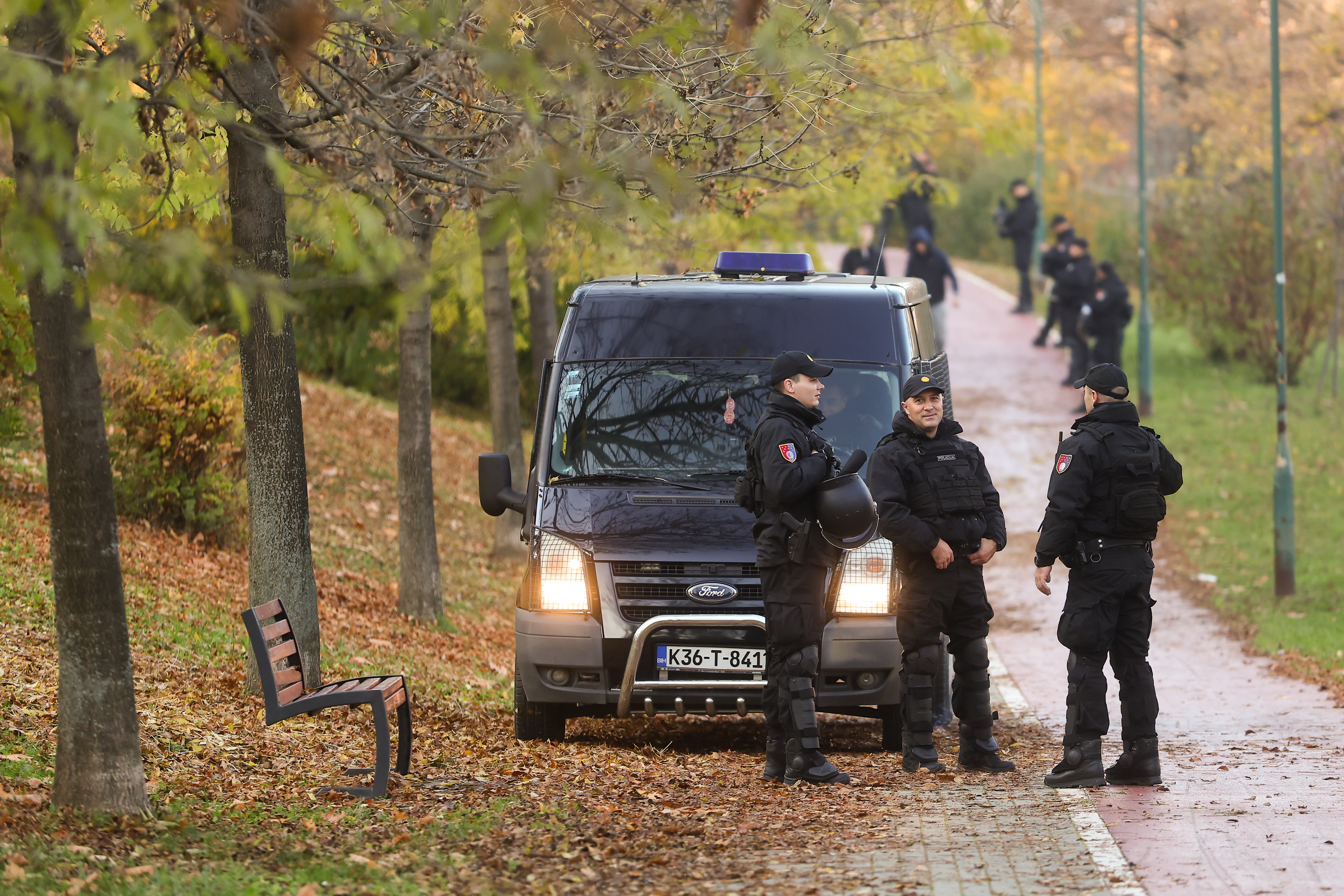 Veliki broj policije cuva dvoranu Zetra. Photo: Armin Durgut/PIXSELL