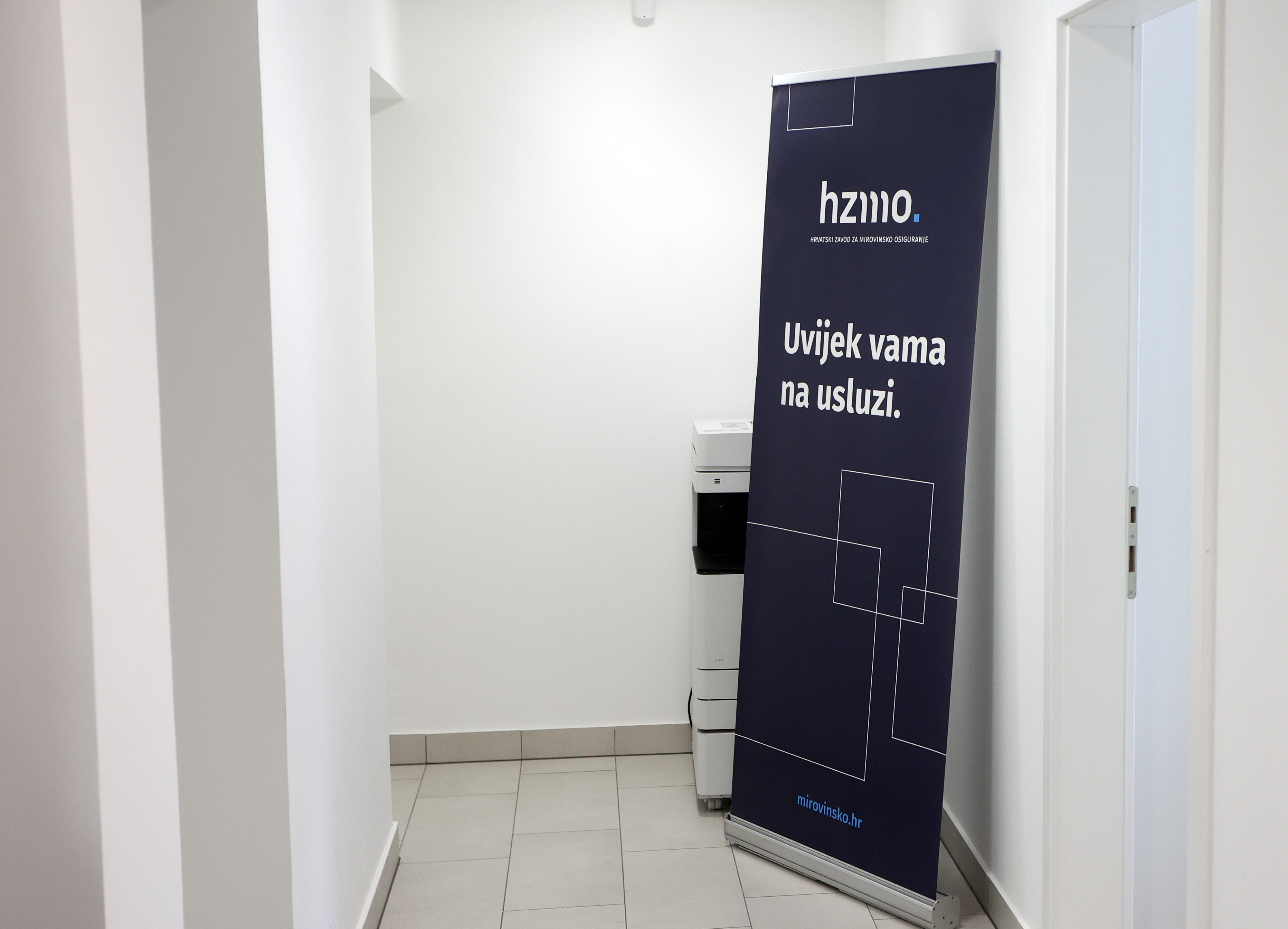 Ispred podrucnog ureda HZMO-a i HZZO-a u Sibeniku,izjave za medije dali su ravnatelj Hrvatskog zavoda za mirovinsko osiguranje g. Ivan Serdar, gradonacelnik Grada Sibenika g. Zeljko Buric i zupan Sibensko-kninske zupanije g. Pasko Rakic