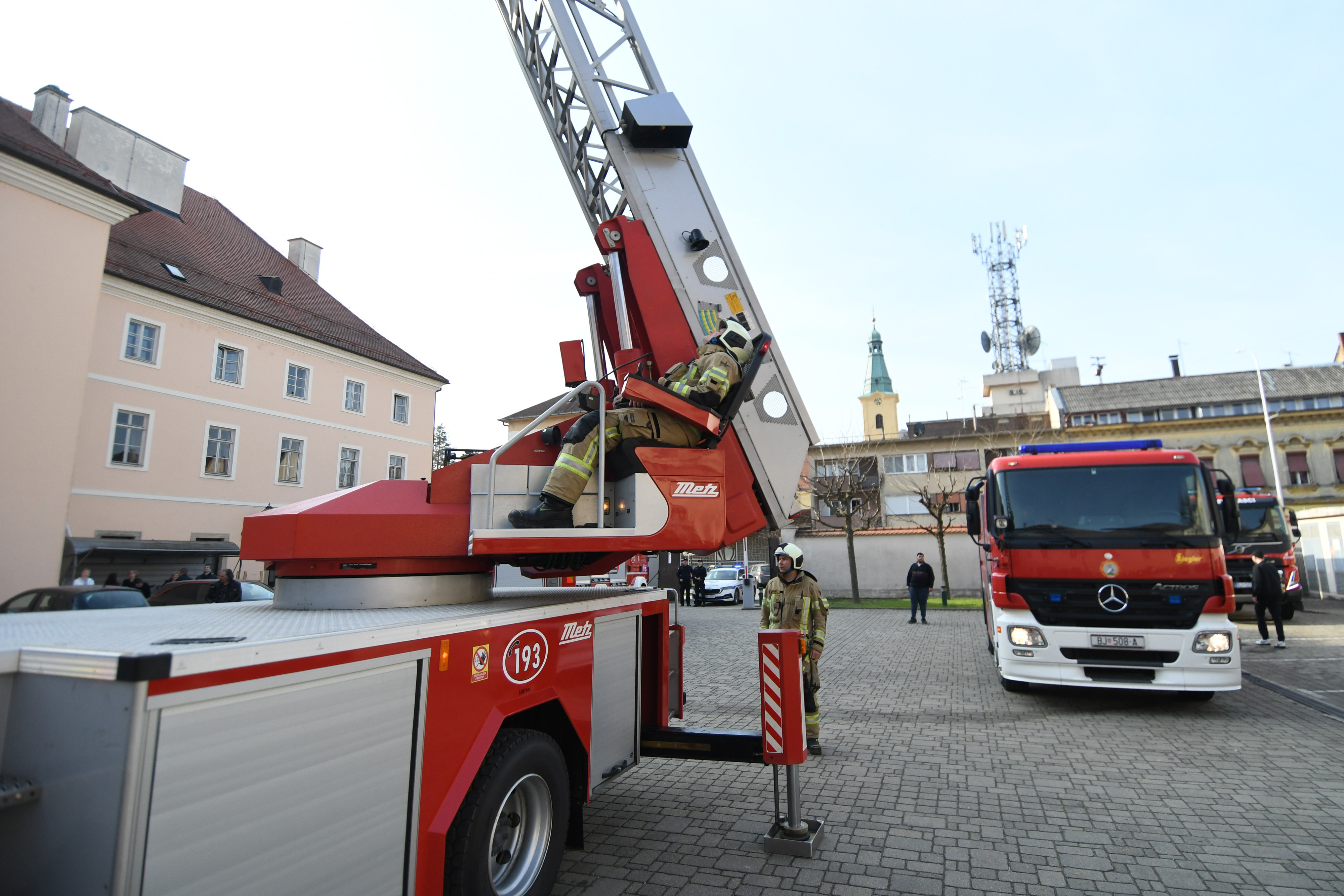 Odrzana vjezba evakuacije i spasavanja uslijed izbijanja pozara u Gradskoj upravi i Veleucilistu, a sve u cilju prakticne provjere osposobljenosti zaposlenika Grada Bjelovara Photo: Damir Spehar/PIXSELL