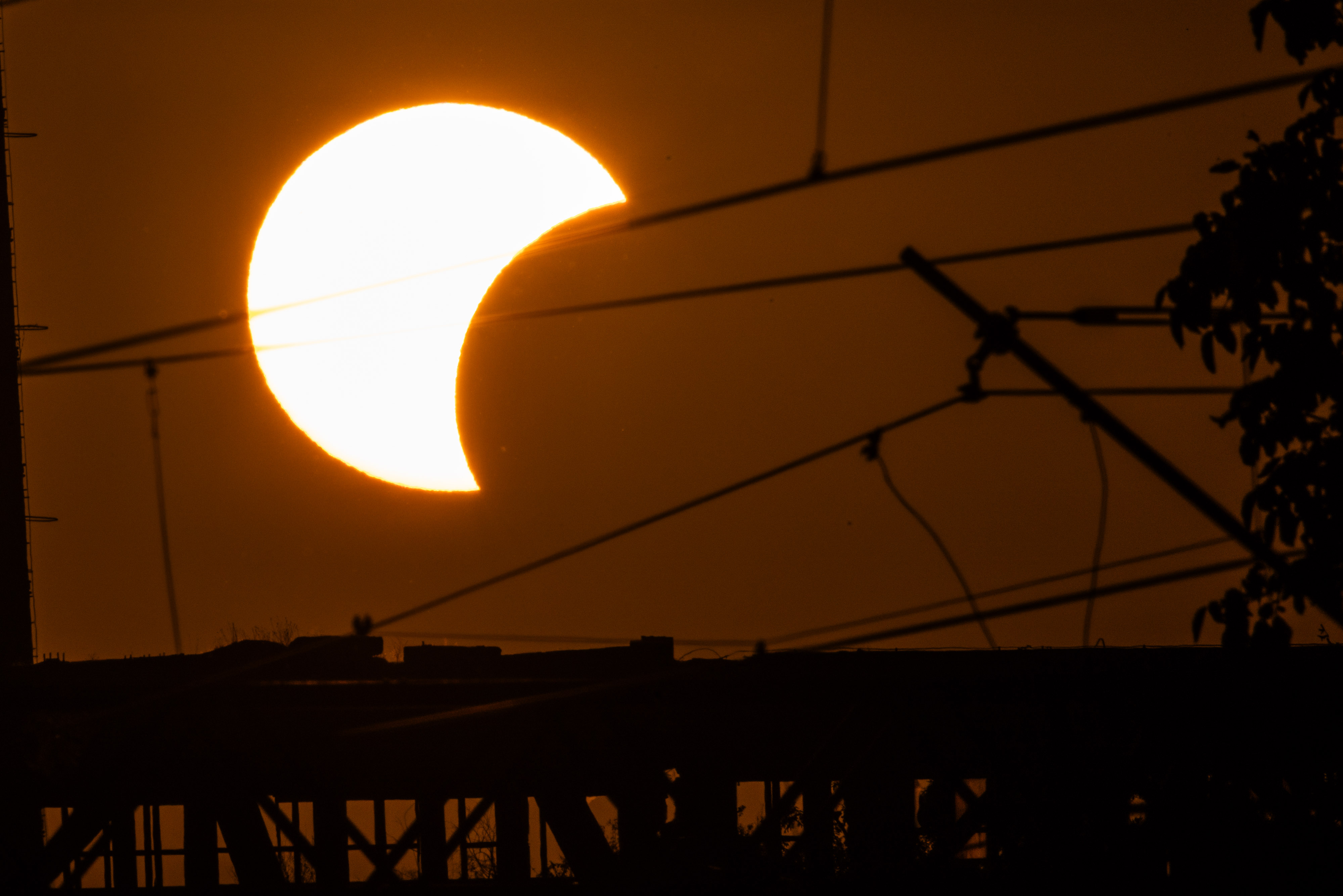 12.08.2026., Zagreb - Pogled na djelimicnu pomrcinu sunca prije zalaska kod cementare u Podsusedu Photo: Emica Elvedji/PIXSELL