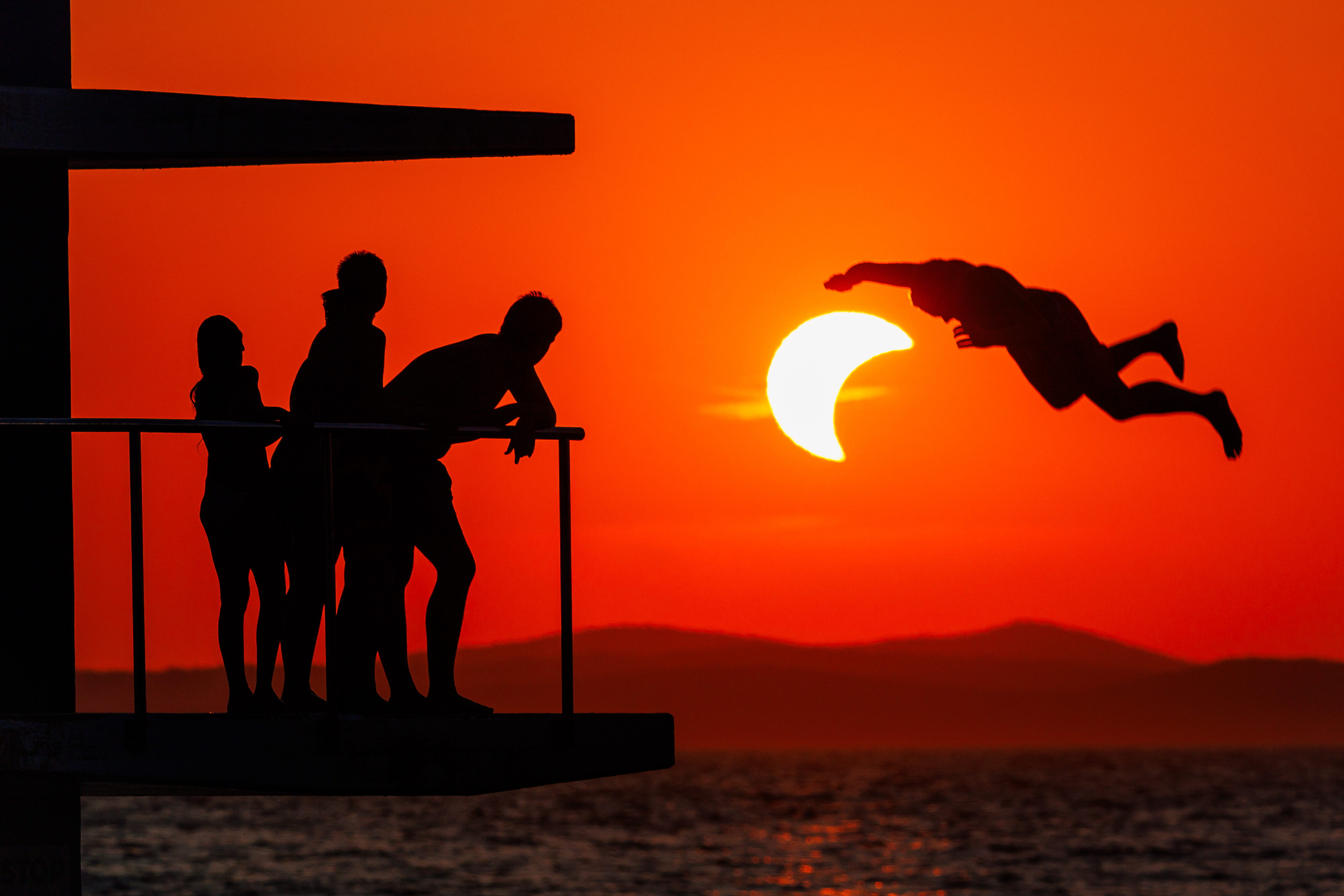 12.08.2026., Zadar:   Djelomicna pomrcina sunca iznad Skakaonice na Zadarskoj plazi Kolovare. Photo: Zvonimir Barisin/PIXSELL