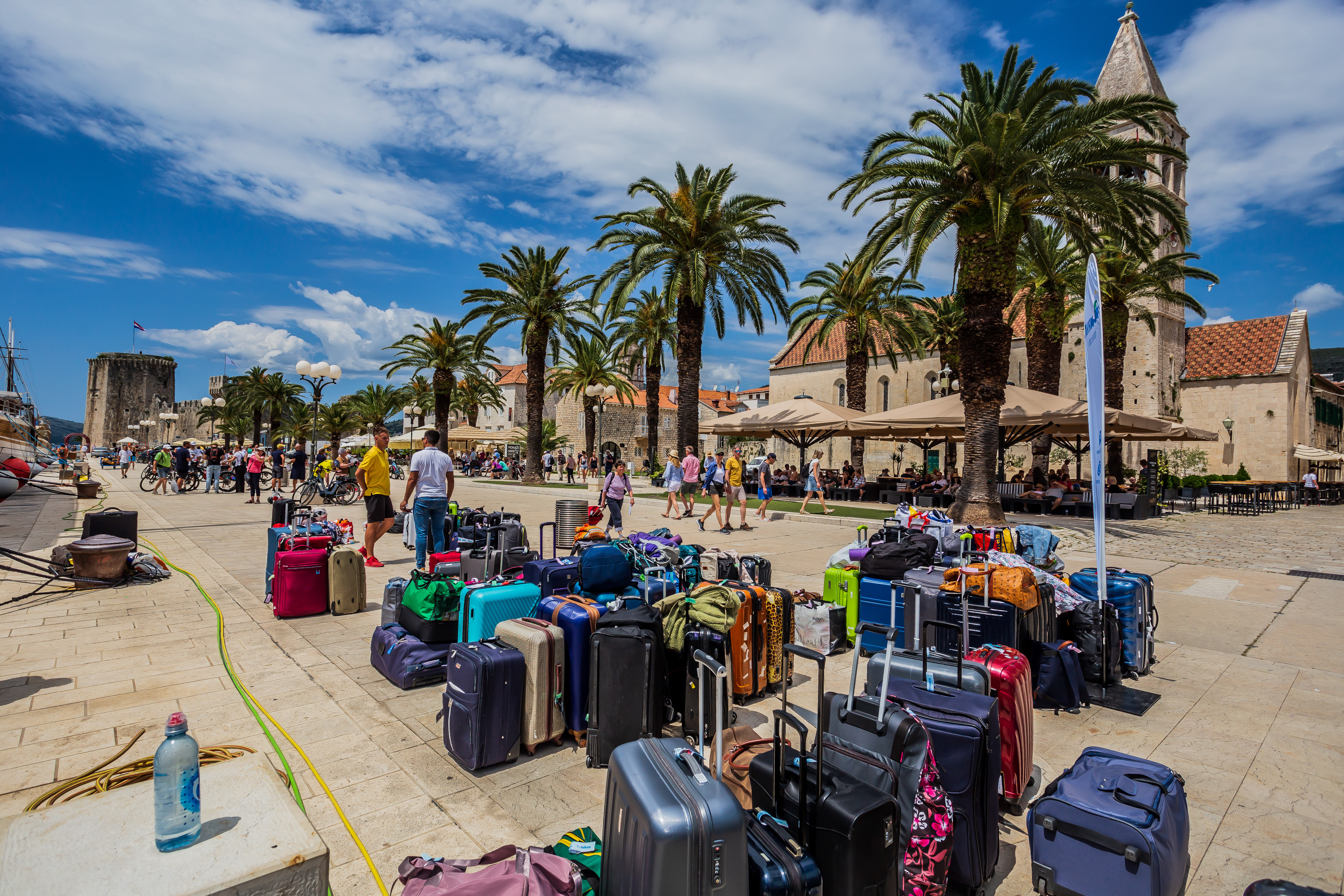 27.05.2023., Trogir - Smjena turista na Trogirskoj Rivi.Mnostvo putnih torbi i turista na Trogirskoj Rivi jamci izvanrednu sezonu. Photo: Zvonimir Barisin/PIXSELL