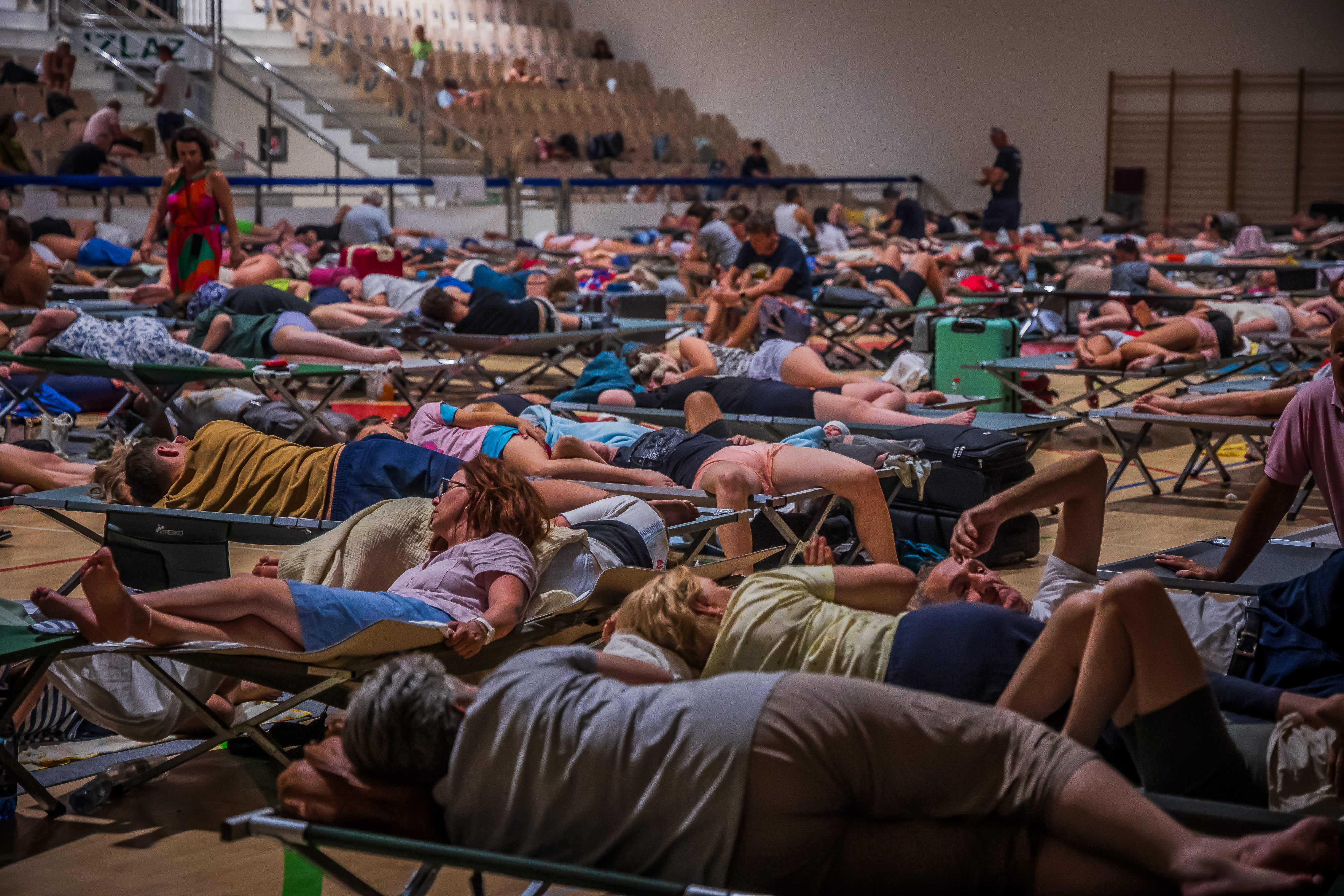 13.08.2026., Omis: Prihvatni centar u sportskoj dvorani Ribnik. Mjesto gdje su smjesteni evakuirani stanovnici i turisti. Photo: Zvonimir Barisin/PIXSELL