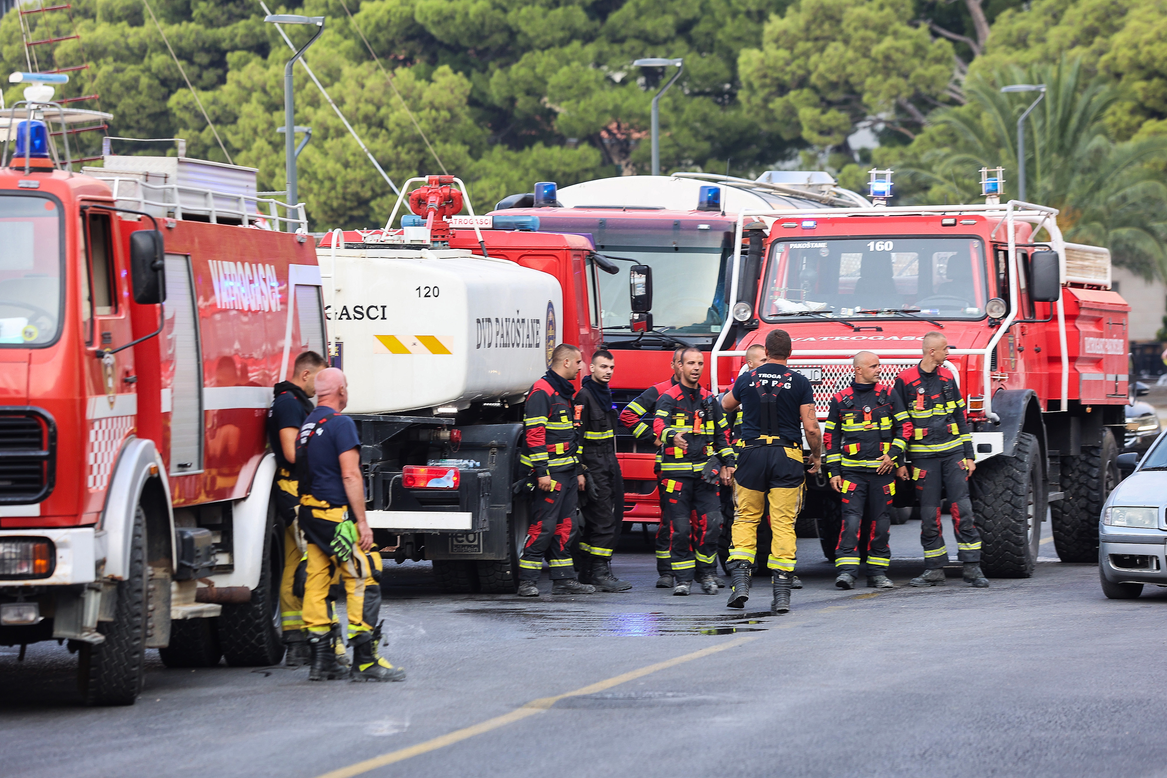 14.08.2026., Omis - Vatrogasci cijelu noc gasili pozar. Trenutno krecu s dogasivanjem pozarista. Photo: Ivana Ivanovic/PIXSELL