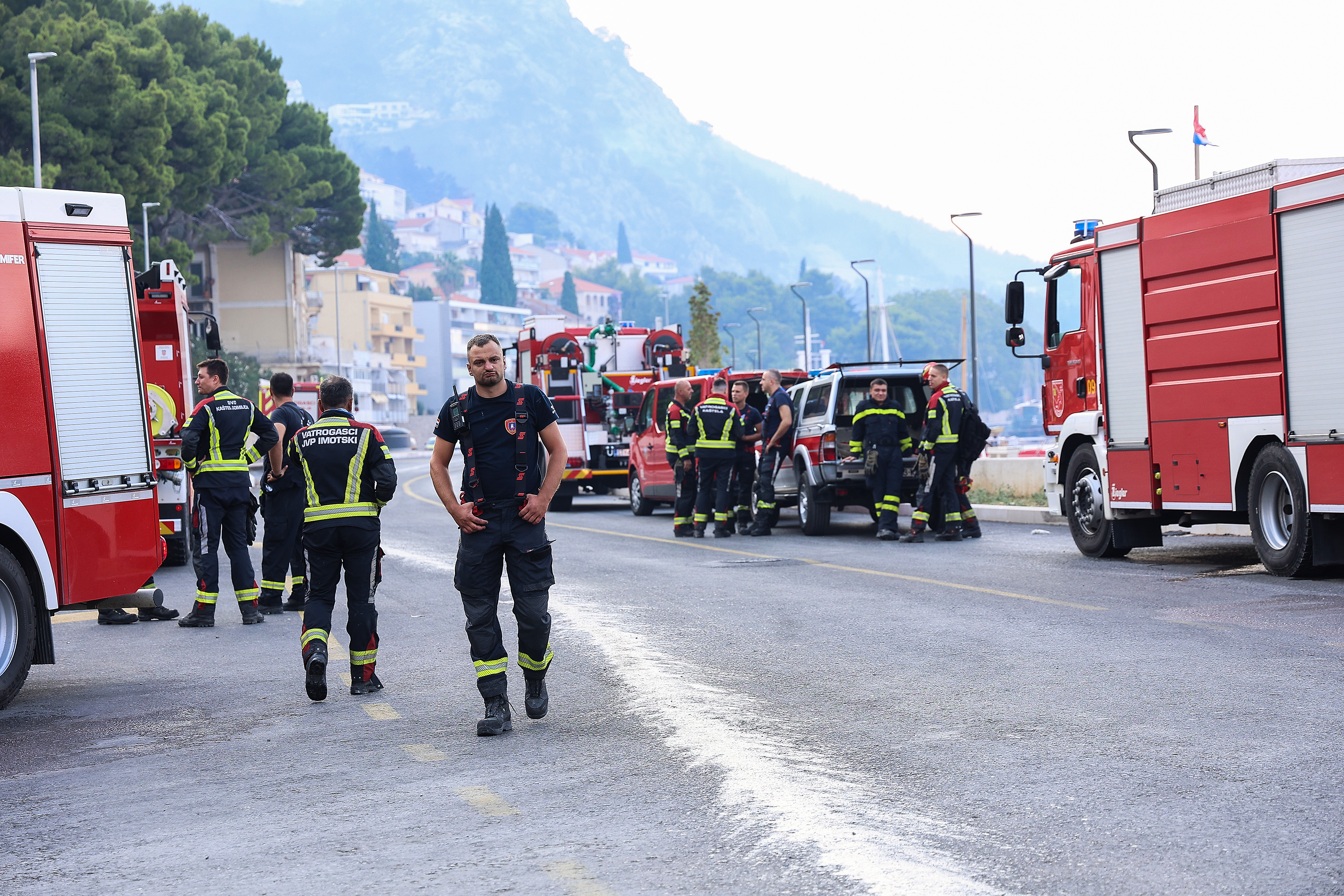14.08.2026., Omis - Vatrogasci cijelu noc gasili pozar. Trenutno krecu s dogasivanjem pozarista. Photo: Ivana Ivanovic/PIXSELL