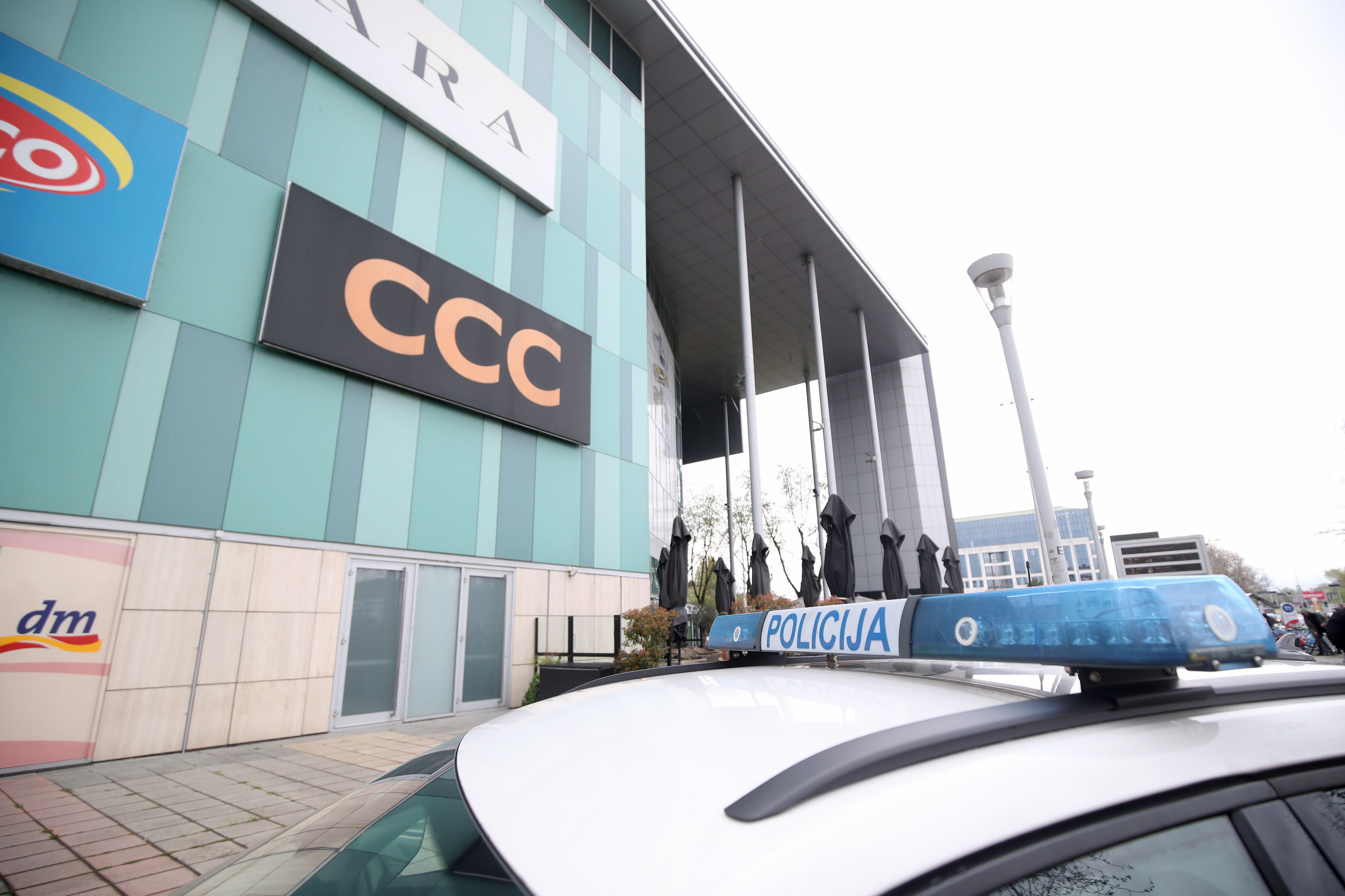 18.04.2023., Zagreb - Policija je evakuirala trgovacki centar Avenue Mall zbog dojave o bombi. Photo: Slavko Midzor/PIXSELL