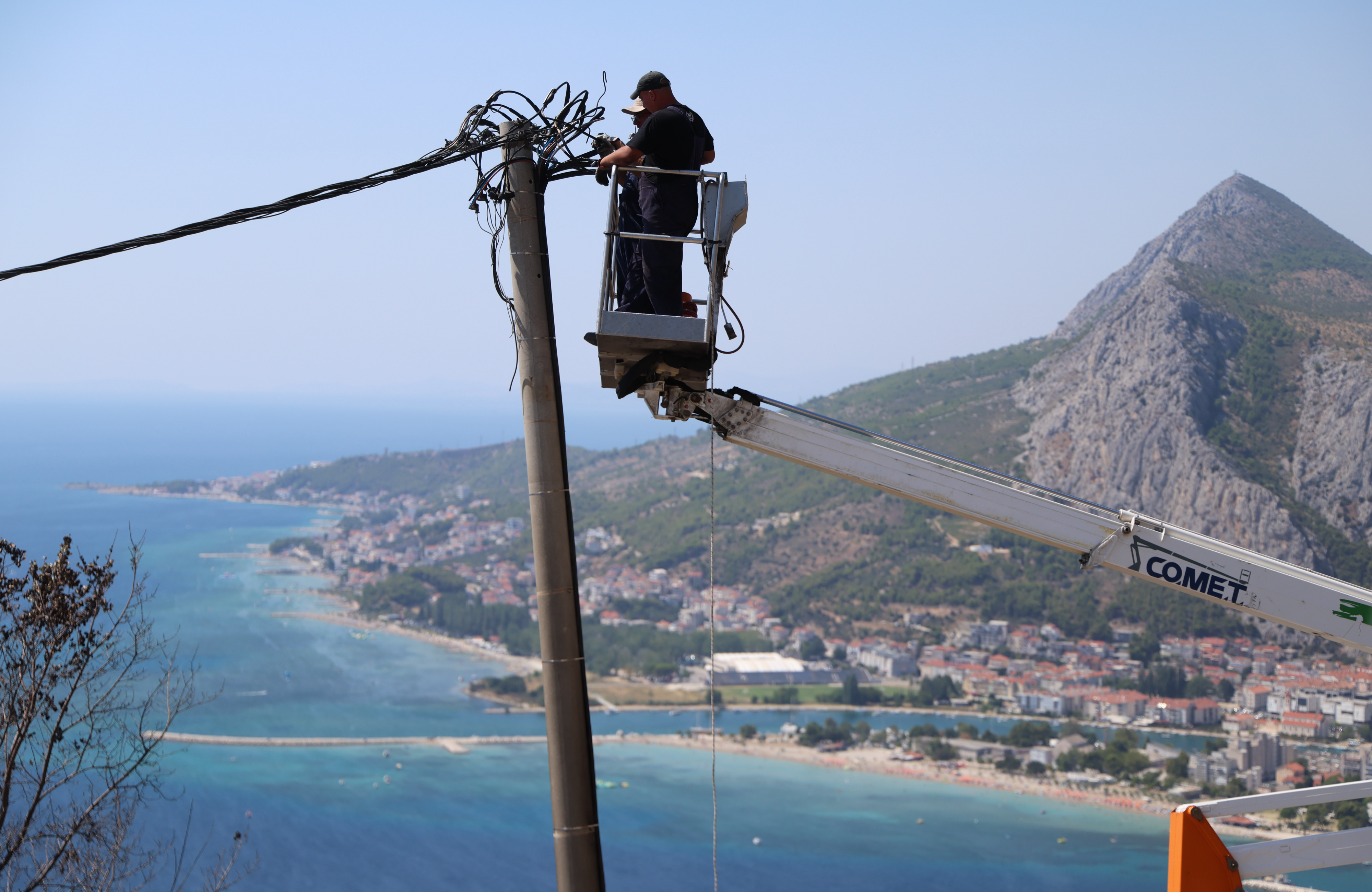 Djelatnici HEP-a uzurbano rade na popravku elektricne mreze u Omisu i okolici nakon katastrofalnog pozara. Photo: Ivo Cagalj/PIXSELL