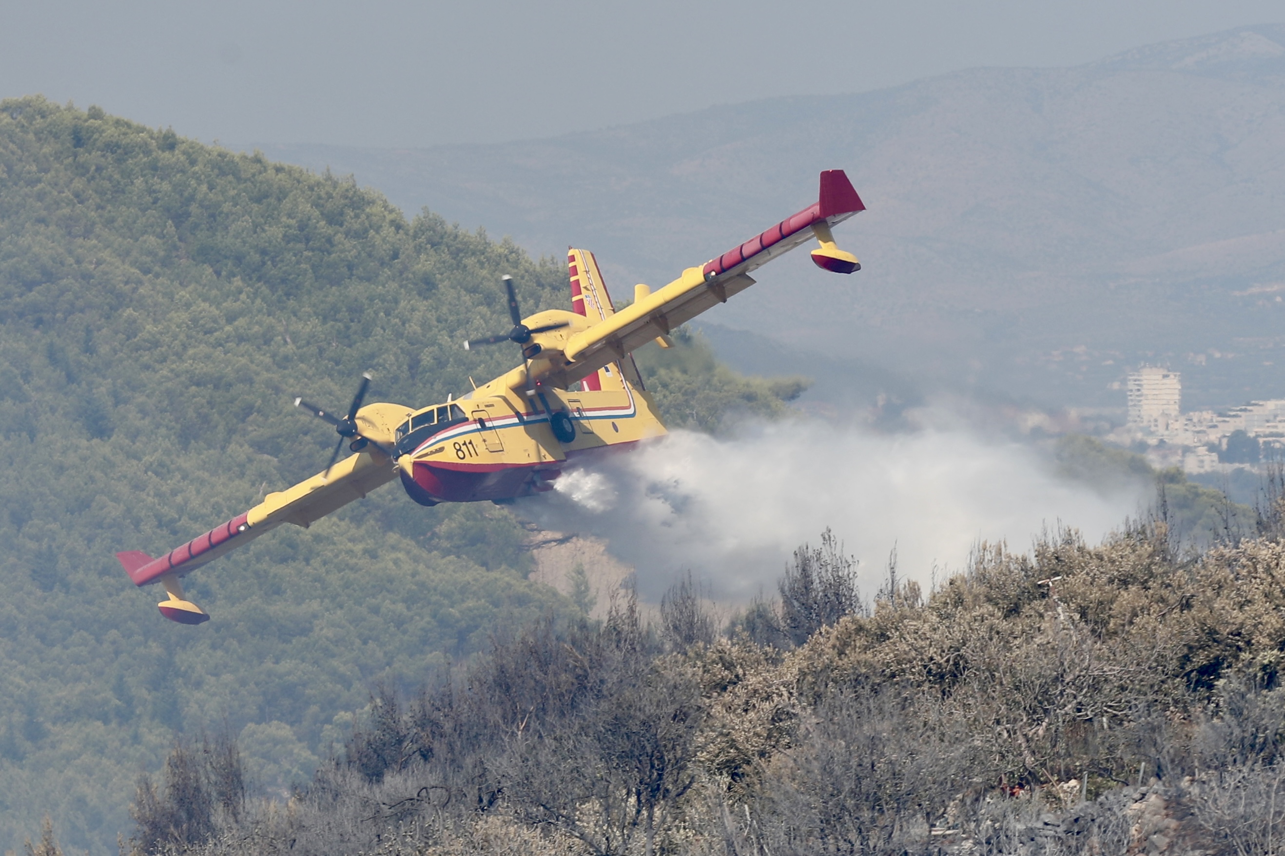 11.08.225., Krilo Jesenice - Veliki požar iznad Krila Jesenice gasi više od 100 vatrogasaca Photo: Ivo Cagalj/PIXSELL Photo: Ivo Cagalj/PIXSELL