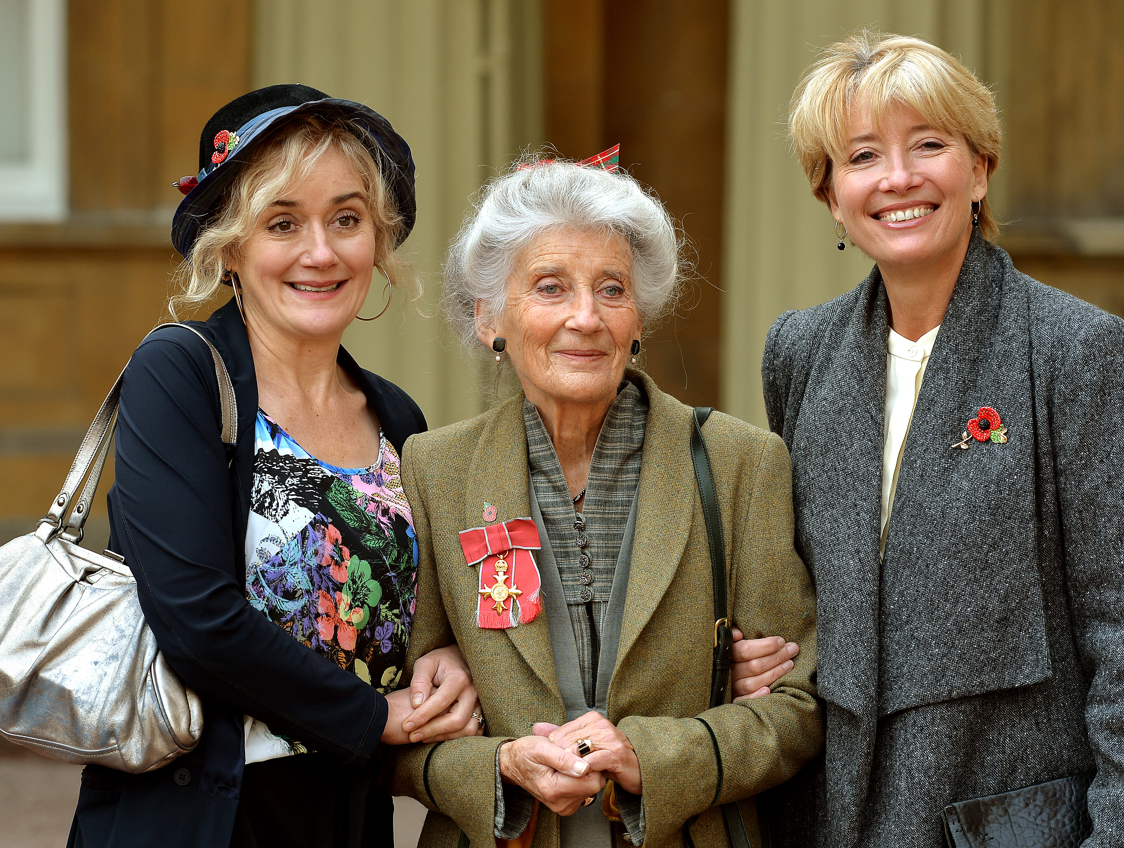 British actress Phyllida Lawwith daughters British actresses Sophie (L) and Emma Thompson (R) (Photo by JOHN STILLWELL / POOL / AFP)