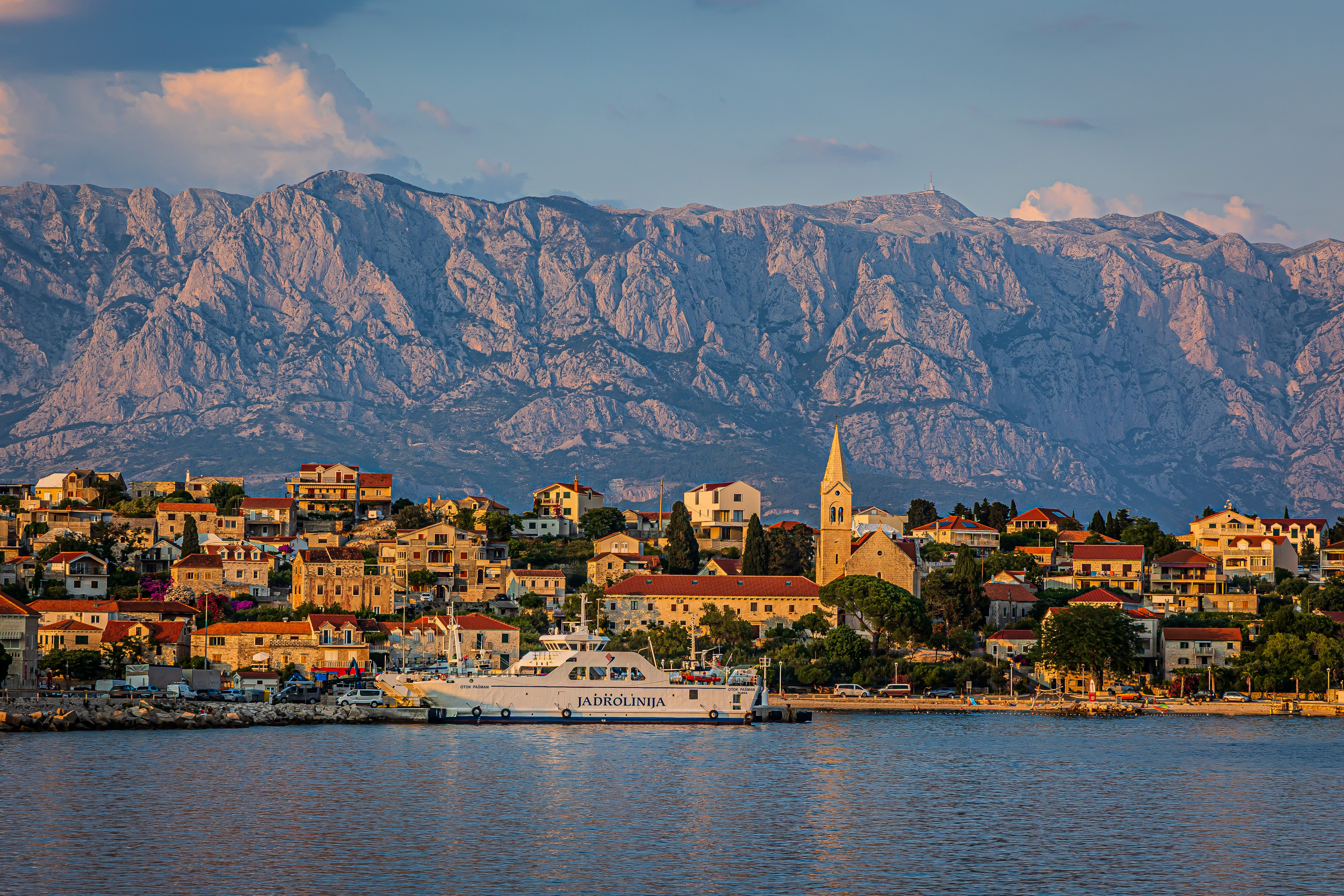 Pogled na maleno Bracko mjesto masiv Biokova sa vrhom Sv Jure. Photo: Zvonimir Barisin/PIXSELL