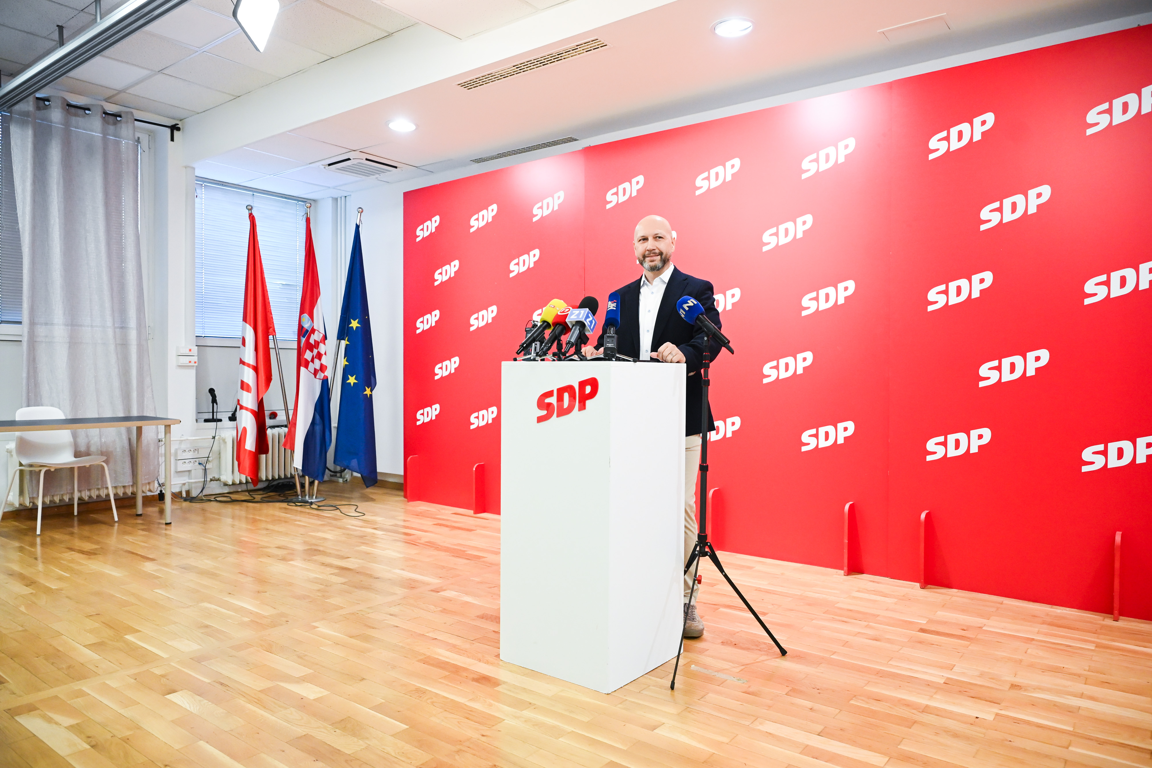 Mihael Zmajlovic odrzao konferenciju za medije o o slucaju opasnog ilegalnog otpada u Gospicu i SDP-ovom prijedlogu sanacije. Photo: Lucija Ocko/PIXSELL
