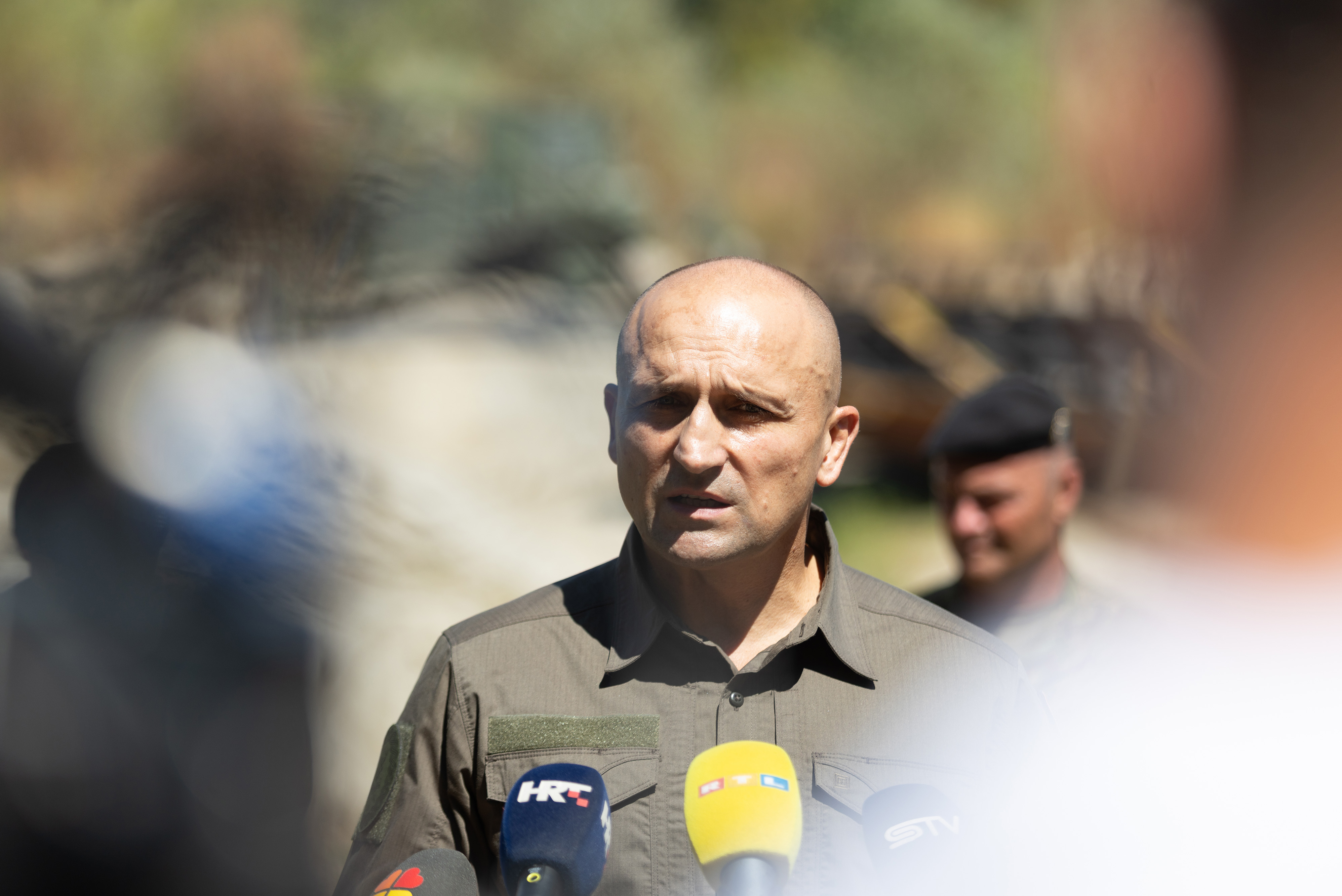 19.08.2026., Osijek - Ministar Ivan Anusic obisao je pripadnike vojske koji su angazirani na izvlacenju replike nasukanog antickog rimskog broda na obali rijeke Drave. Photo: David Jerkovic/PIXSELL