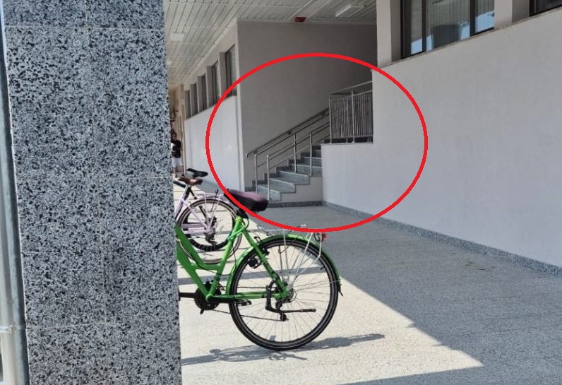 Požega zgrada HZZO s rampom 1.jpeg