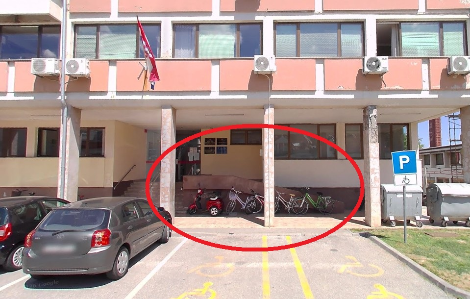Požega zgrada HZZO s rampom.jpg