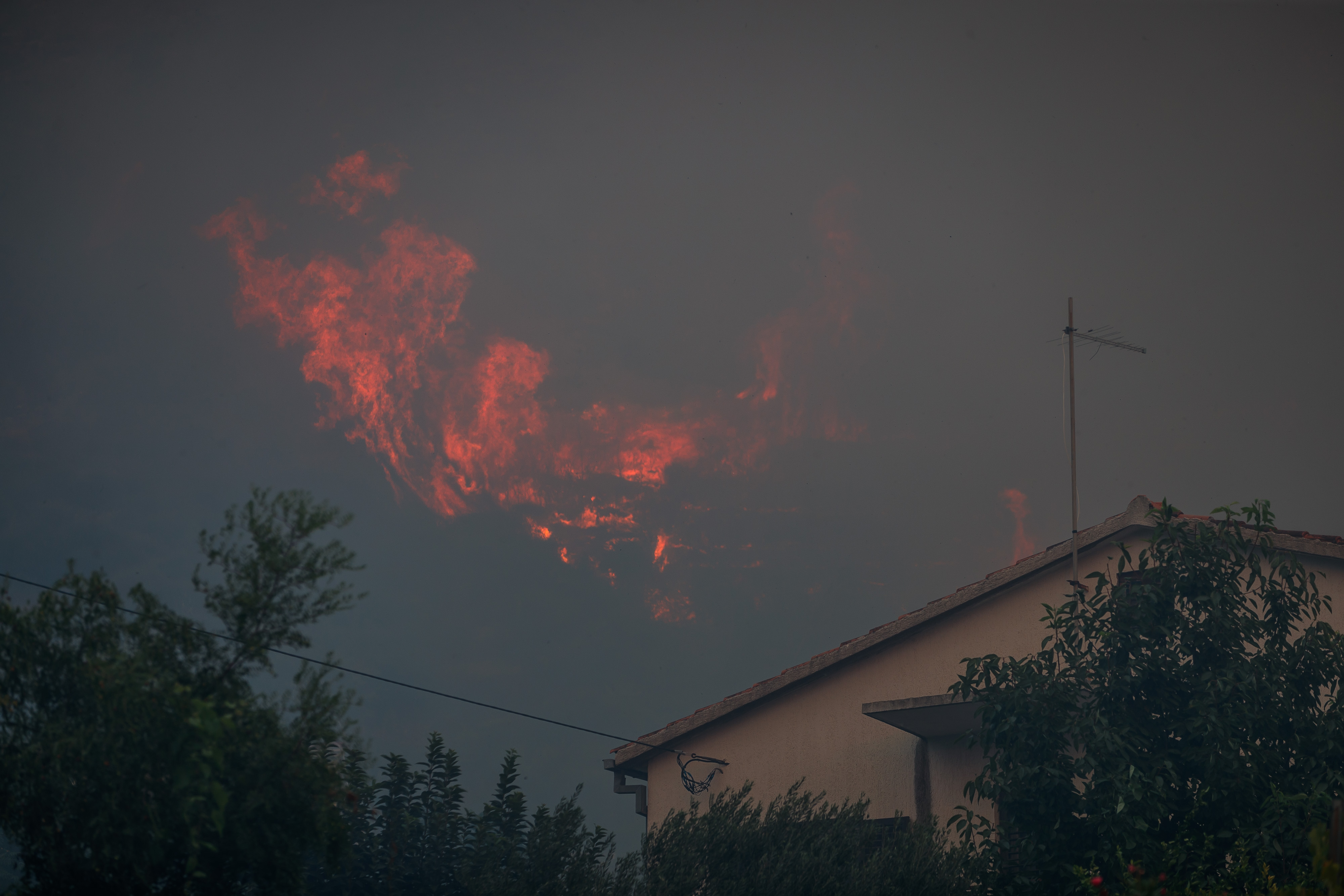 U poslijepodnevnim satima vjetar je ponovno razbuktao pozar koji je usao u Zrnovnicu. Photo: Zvonimir Barisin/PIXSELL