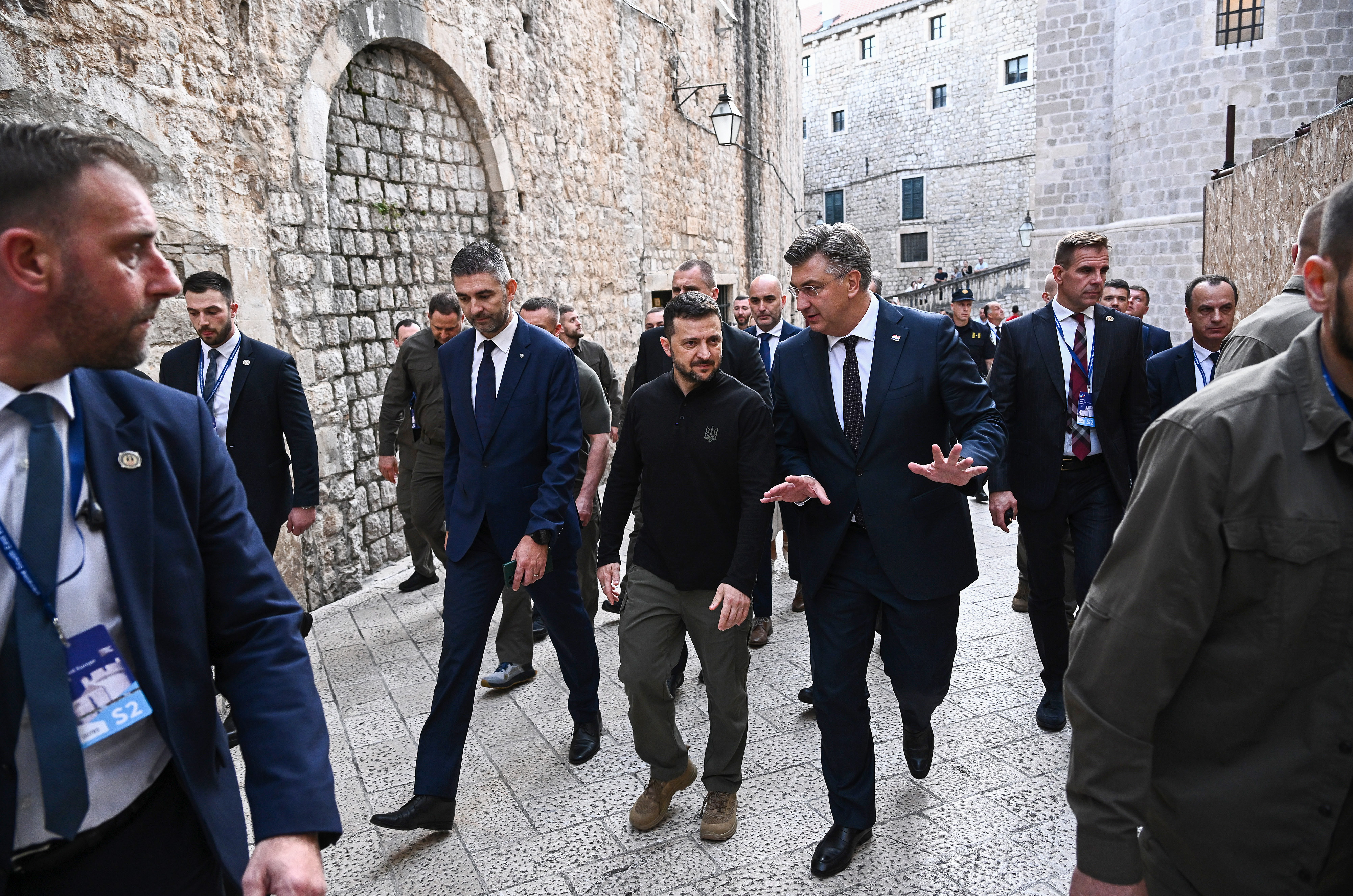 09.10.2024., Dubrovnik - Predsjednik Ukrajine Volodimir Zelenski i predsjednik Vlade RH Andrej Plenkovic prosetali su Stradunom do Palaca Sponza gdje se nalazi Muzej branitelja. Photo: Marko Lukunic/PIXSELL