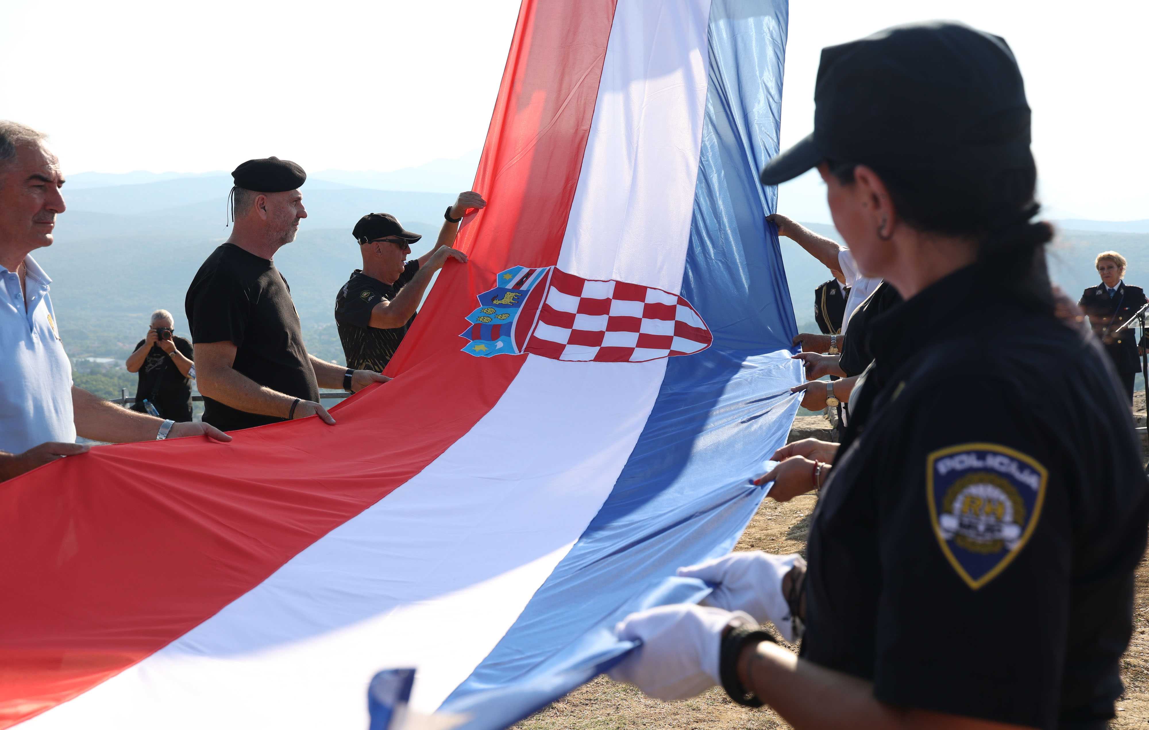 05.08.2026., Knin - Proslava obiljezavanja Dana pobjede i domovinske zahvalnosti, Dana hrvatskih branitelja i 31. obljetnice vojno redarstvene operacije Oluja. Podizanje zastave na kninskoj tvrdjavi Photo: Dusko Jaramaz/PIXSELL