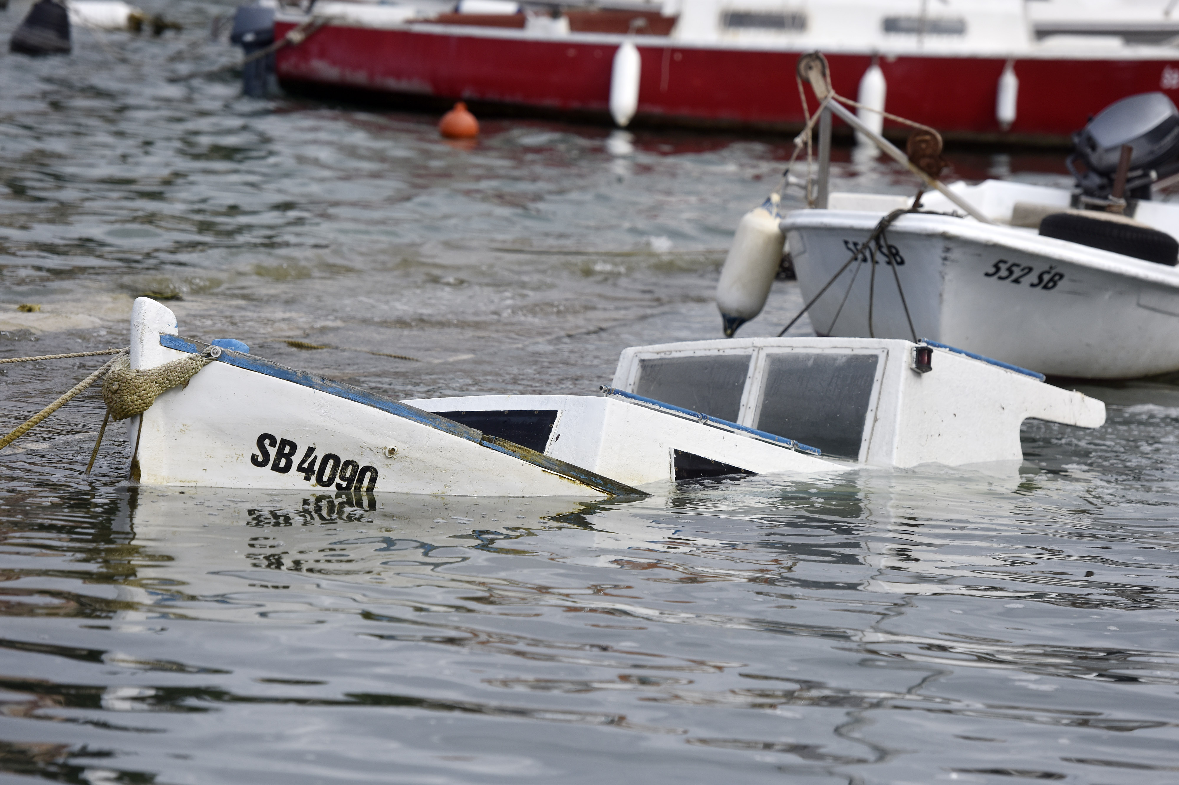 02.04.2024., Sibenik - Od posljednica olujnog juga koje je protekla dva dana puhalo potopljena brodica u cetvrti Dolac. Photo: Hrvoje Jelavic/PIXSELL