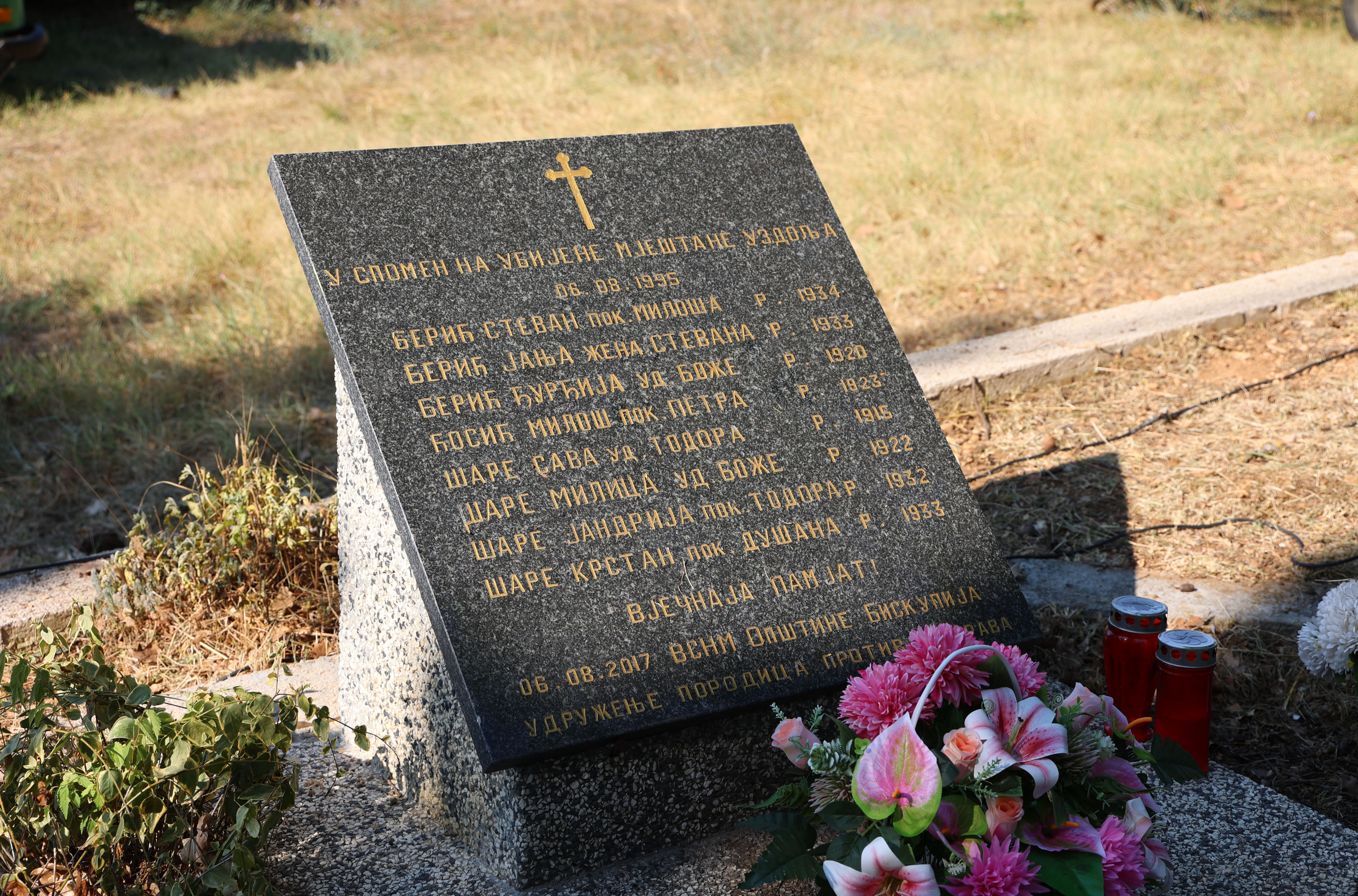 U Uzdolju pokraj Knina odrzana komemoracija za srpske civile stradale nakon Oluje.Vjenac je polozila i Anja Simpraga,saborska zastupnica a ruzu je na spomenik polozila i jedina prezivjela Bosiljka Sare Photo: Dusko Jaramaz/PIXSELL
