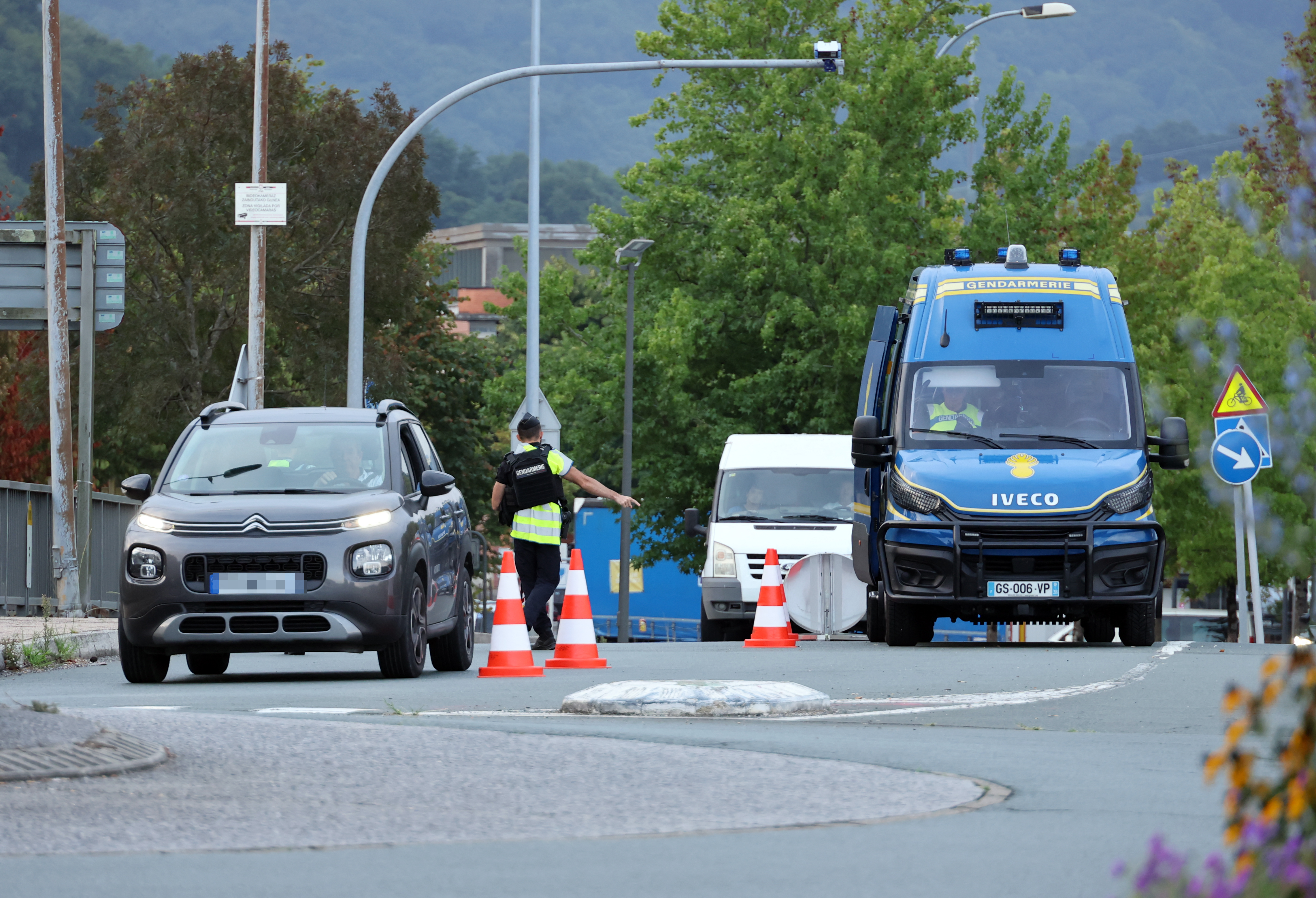 French Gendarmes control vehicles at the Spanish-French. (Photo by Thomas COEX / AFP)