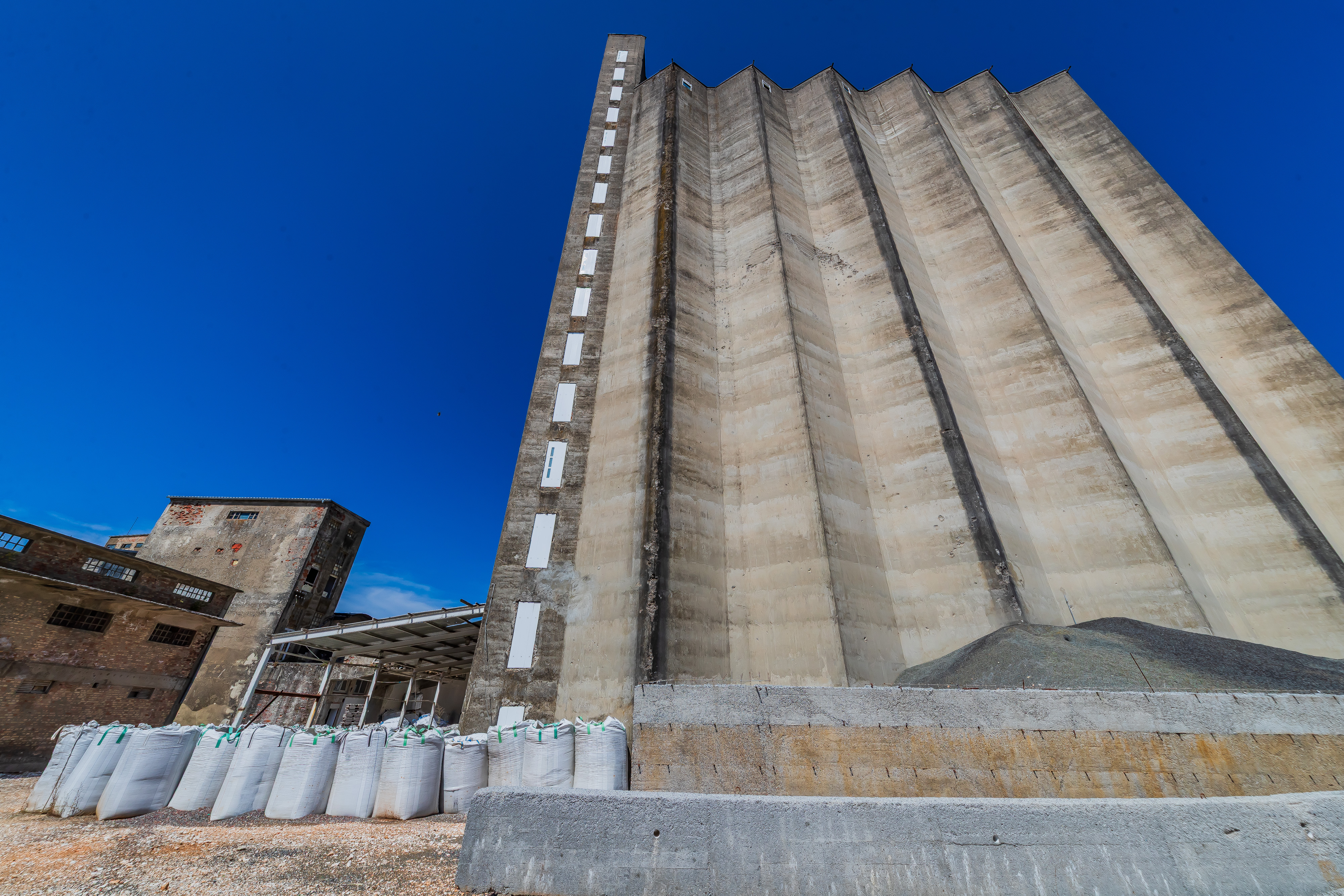 19.08.2026., Gospic - Silos i mjesto gdje je odlozen otrovni i opasni otpad bez ikakve zastite. Photo: Zvonimir Barisin/PIXSELL