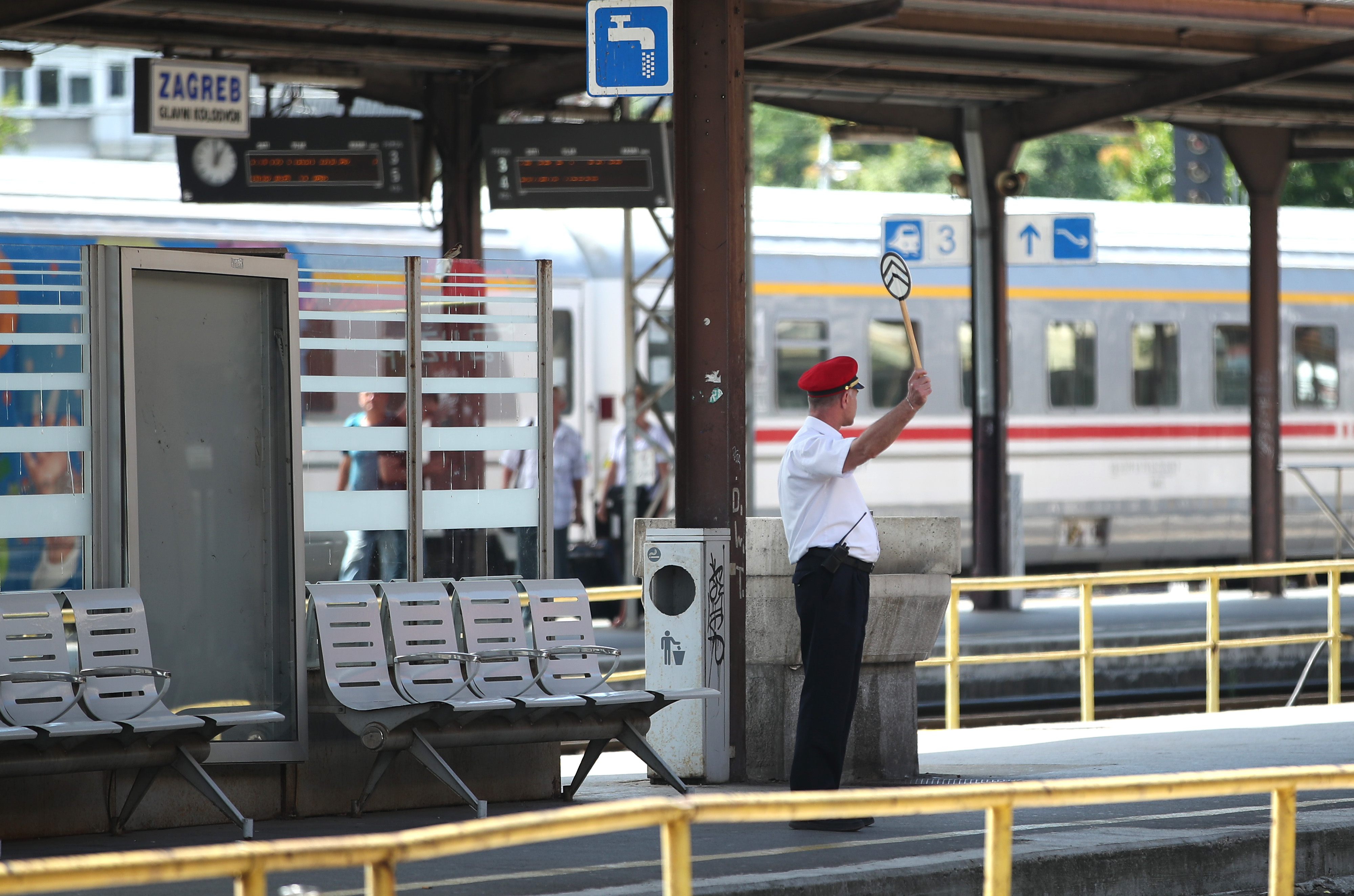 14.07.2022., Zagreb - Na zagrebackom glavnom kolodvoru kao da je vrijeme stalo. U spici ljetne sezone kolodvor zjapi prazan. Malobrojni putnici kao da cekaju Godota a infrastruktura je debelo zaostala u nekon drugom vremenu. Photo: Sanjin Strukic/PIXSELL