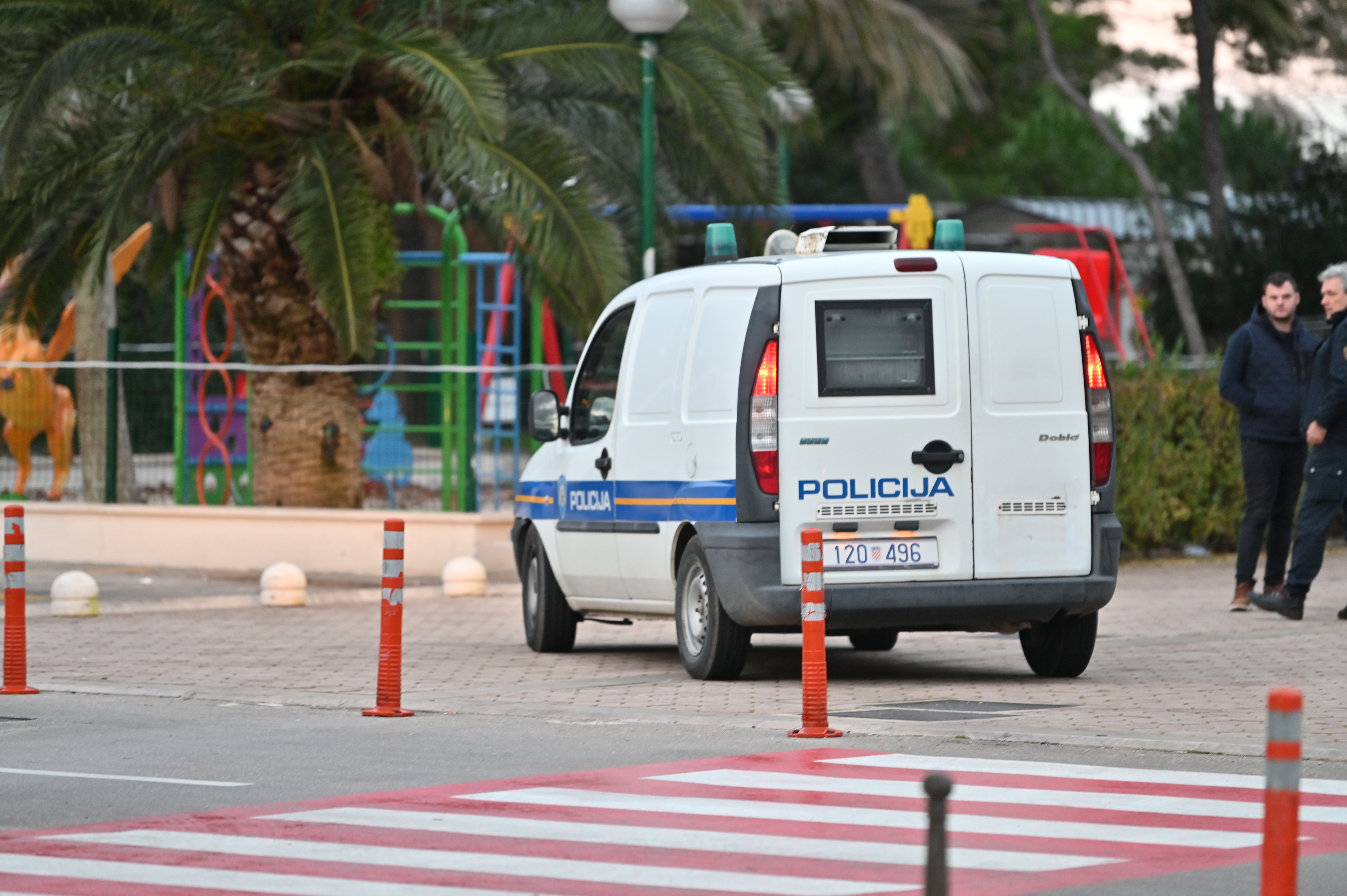 01.05.2023., Makarska - Policija i specijalci ogradili Peskeru, krece uklanjanje kioska sa setnice, neki obrtnici u strahu od visokih kazni kioske uklanjaju sami. Photo: Matko Begovic/PIXSELL