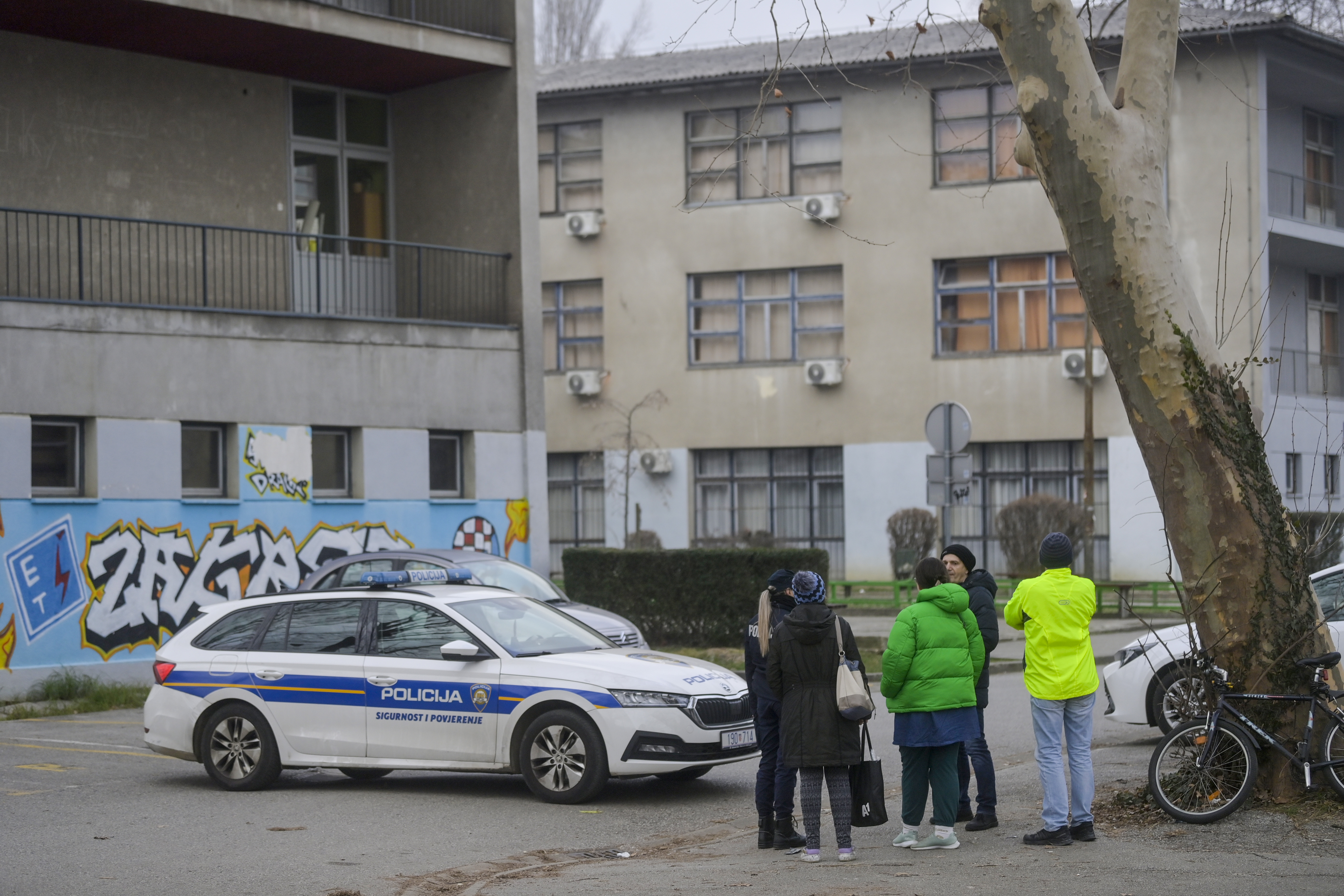 06.02.2025., Zagreb - Policija ispred Elektrotehnicke skola i Strojarsko tehnicke skola Frana Bosnjakovica u Konaovoskoj ulici. Nekoliko zagrebackih skola dobilo je dojave o postavljenim eksplozivnim napravama. Photo: Igor Soban/PIXSELL